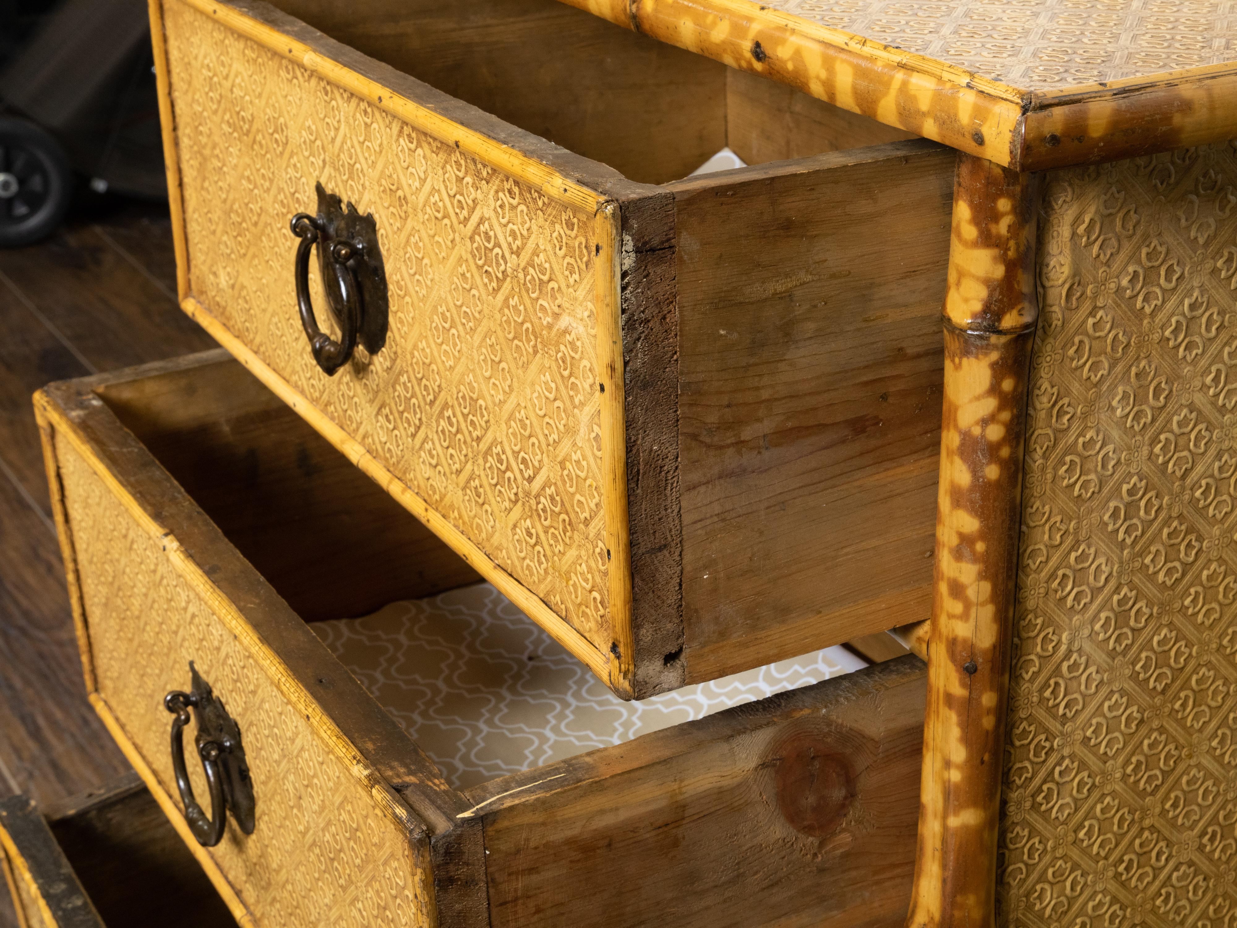Piccola cassettiera a tre cassetti in bambù screziato inglese del 1920 con decori floreali in vendita 2
