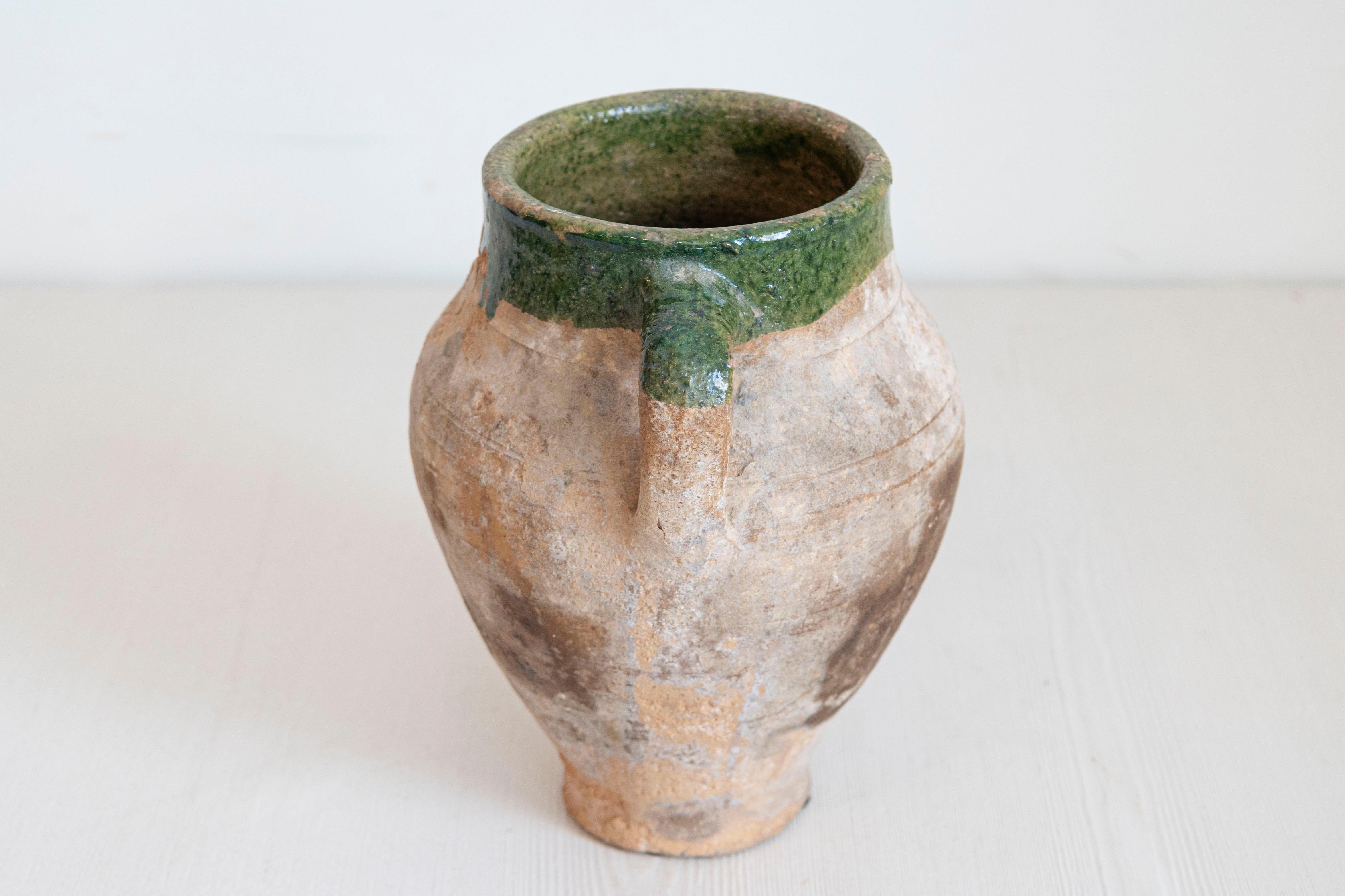 Inglese Piccolo vaso da olio in terracotta smaltata verde inglese degli anni '30 con manico posteriore in vendita