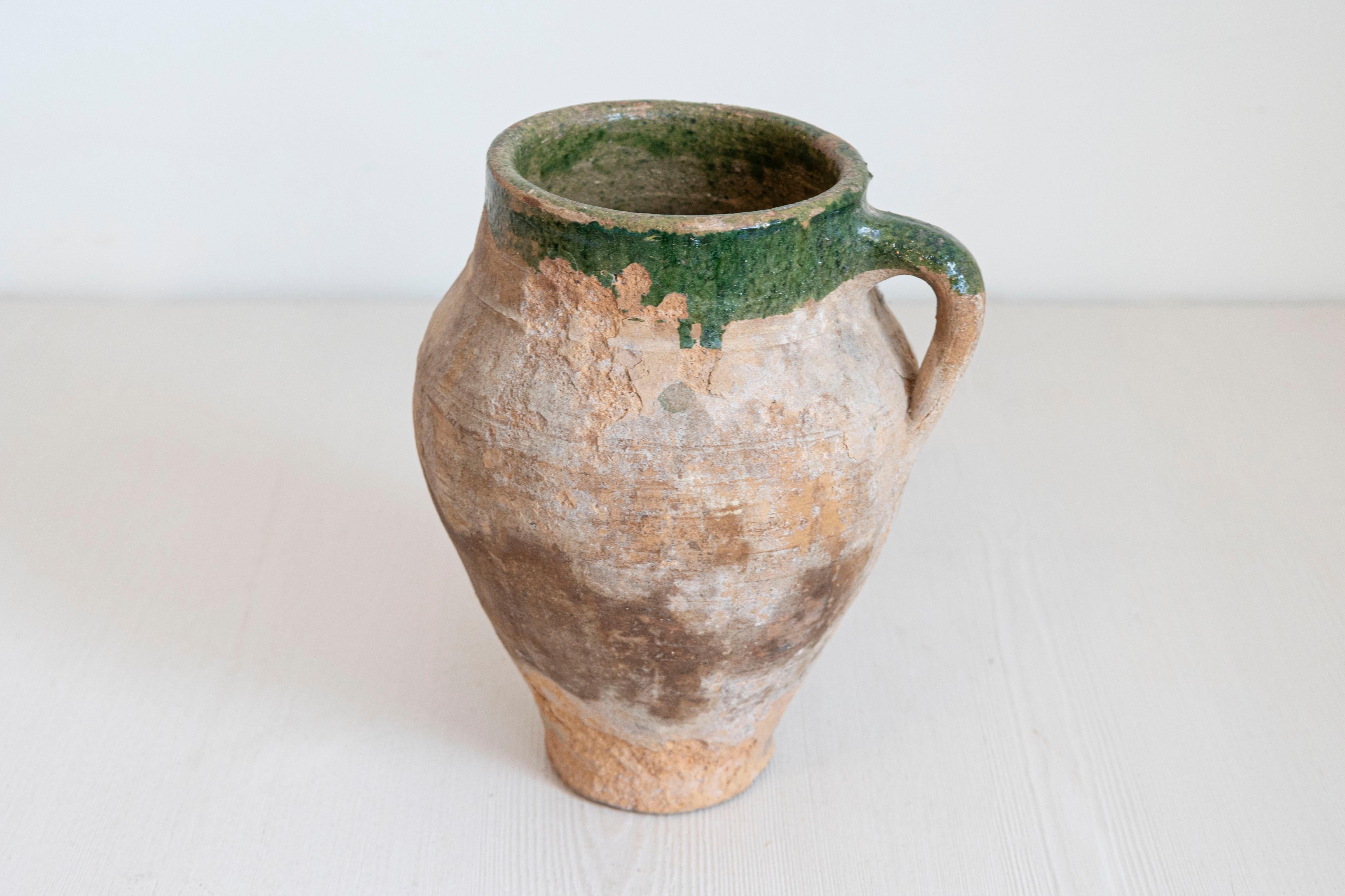 Smaltato Piccolo vaso da olio in terracotta smaltata verde inglese degli anni '30 con manico posteriore in vendita
