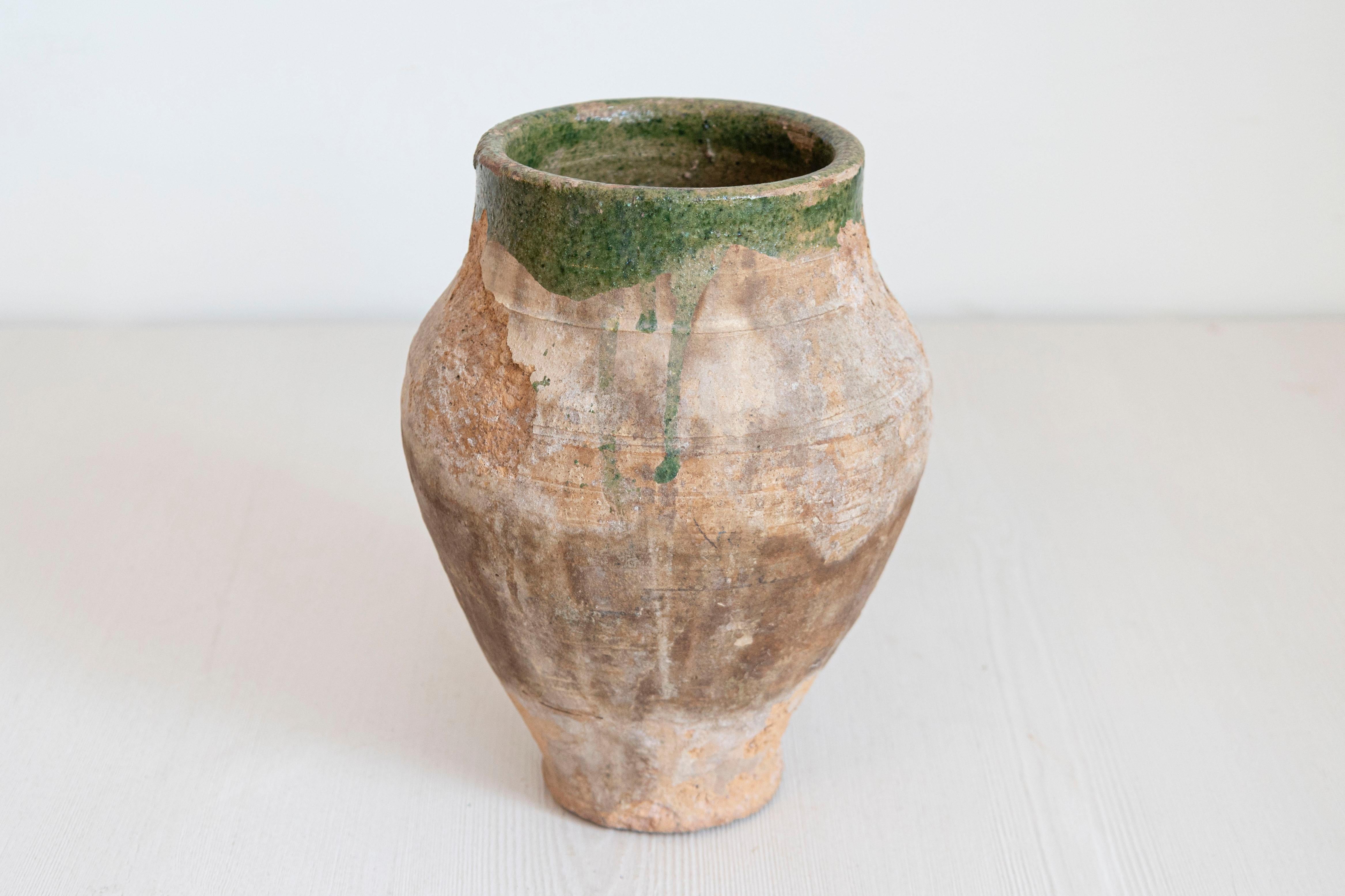 Piccolo vaso da olio in terracotta smaltata verde inglese degli anni '30 con manico posteriore In condizioni buone in vendita a Atlanta, GA