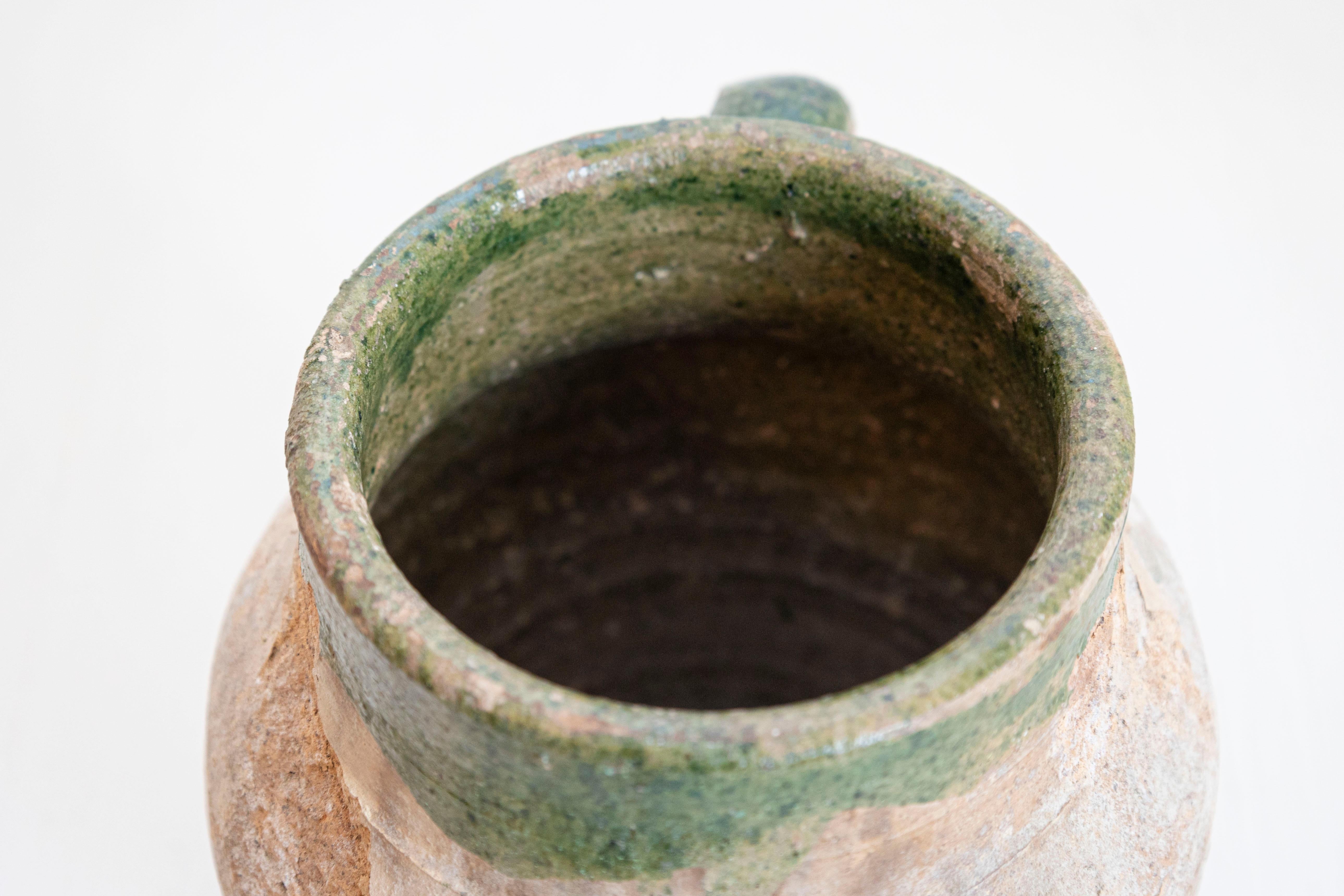 XX secolo Piccolo vaso da olio in terracotta smaltata verde inglese degli anni '30 con manico posteriore in vendita
