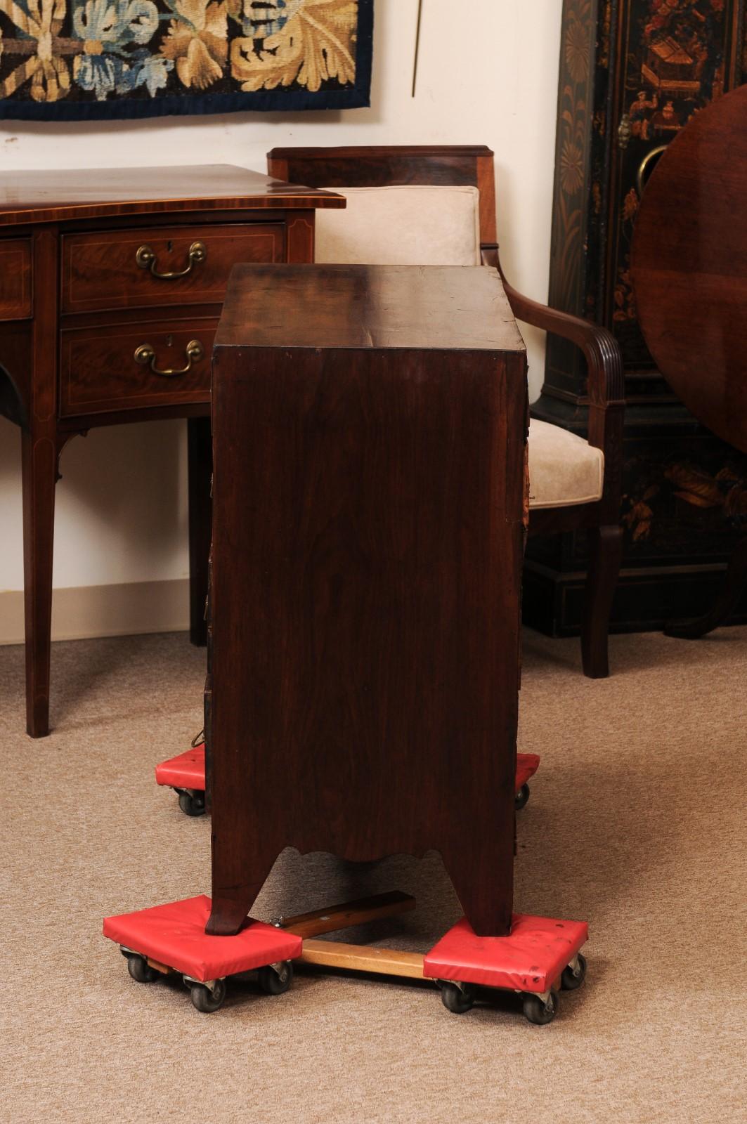 Small English 19th Century Bachelors Chest with 5 Drawers and Splayed Feet 7