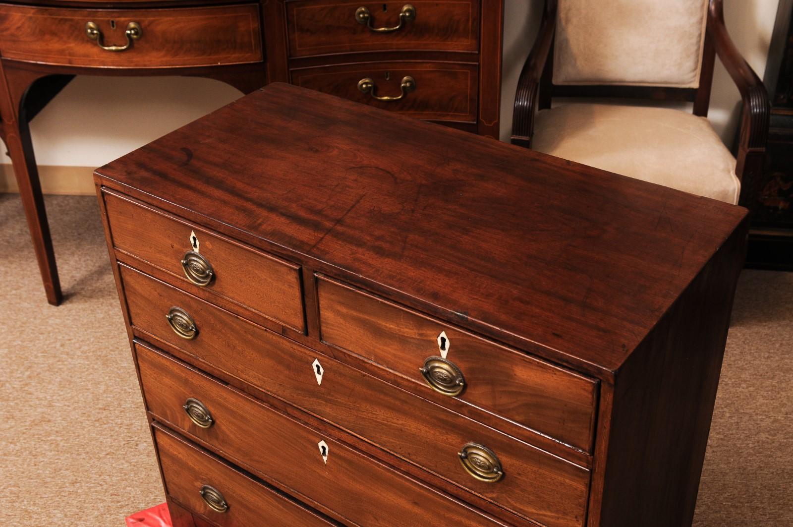 Small English 19th Century Bachelors Chest with 5 Drawers and Splayed Feet 10