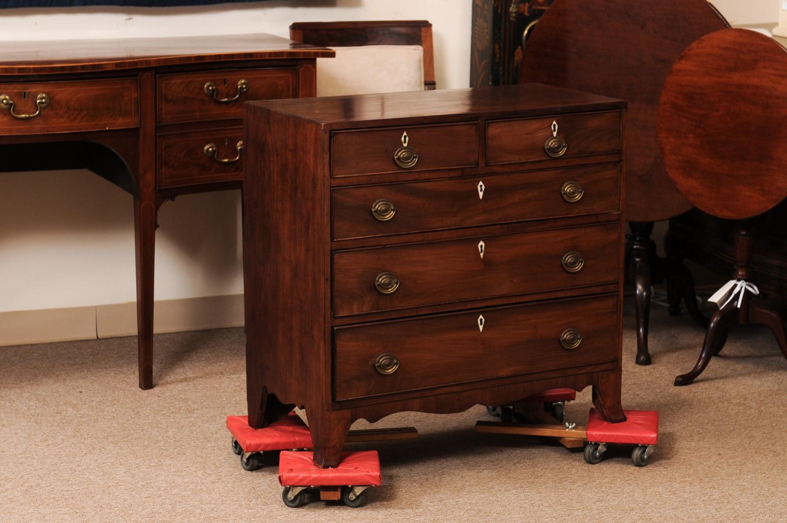 Small English 19th Century Bachelors Chest with 5 Drawers and Splayed Feet In Fair Condition In Atlanta, GA