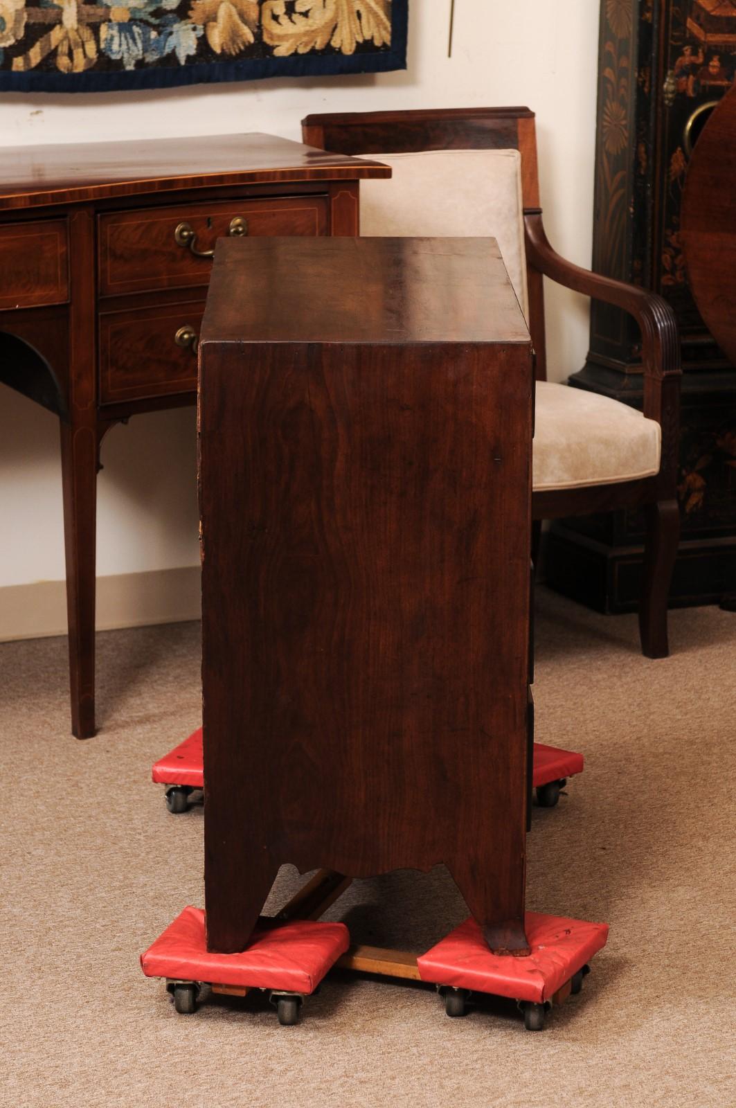 Small English 19th Century Bachelors Chest with 5 Drawers and Splayed Feet 3