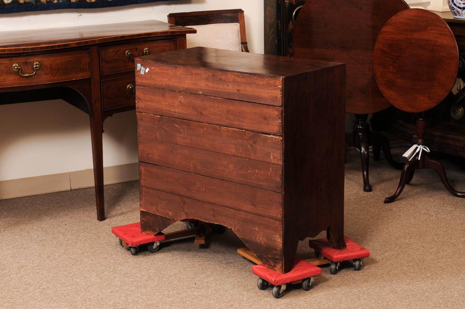 Small English 19th Century Bachelors Chest with 5 Drawers and Splayed Feet 4