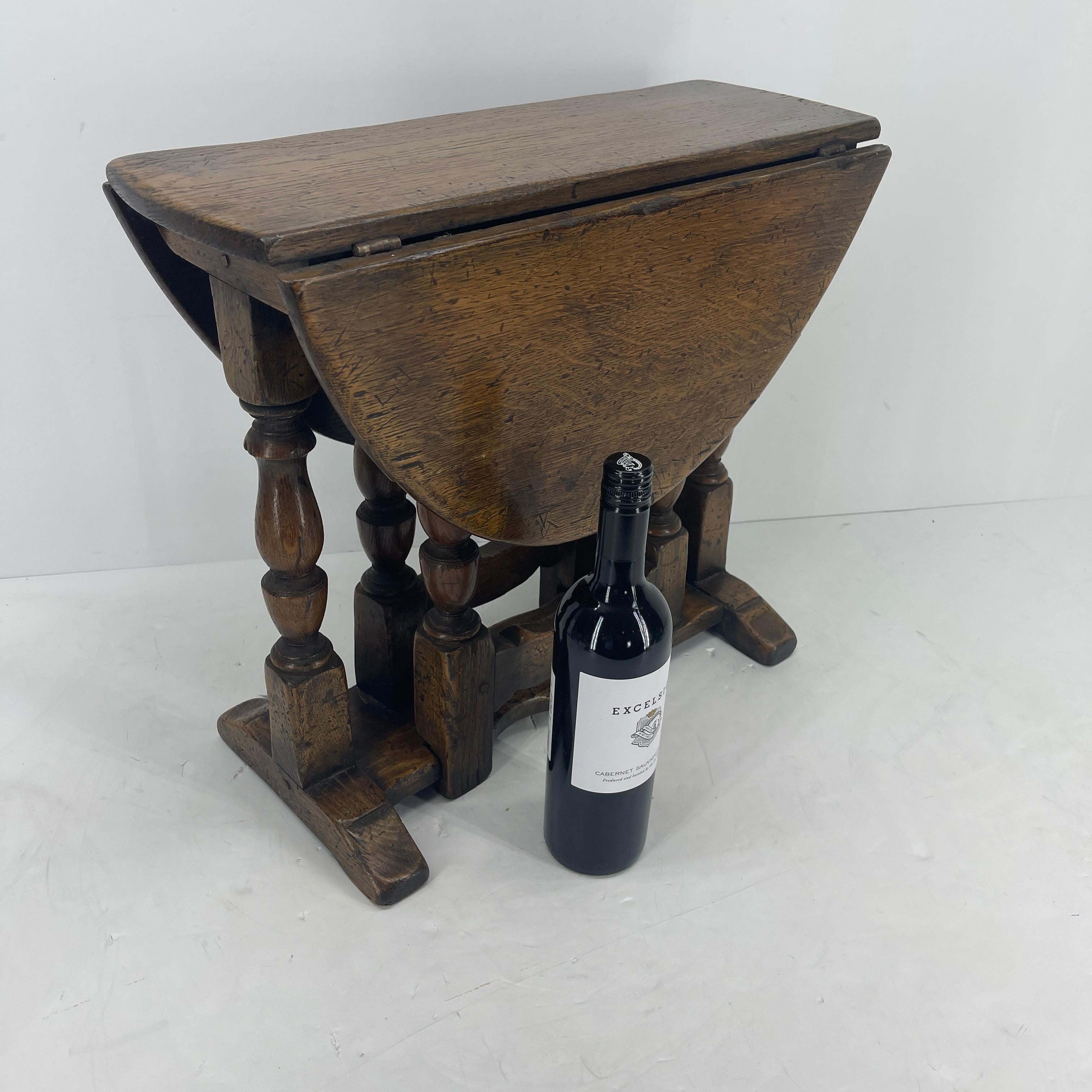 Small English 19th Century Gate Leg Drop Leaf Oak Table Salesman Sample In Good Condition In Haddonfield, NJ