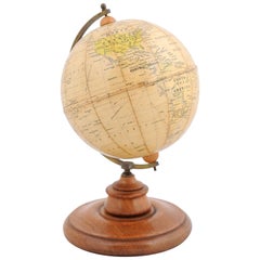 Petit globe terrestre anglais du 20ème siècle George Philip sur socle en bois