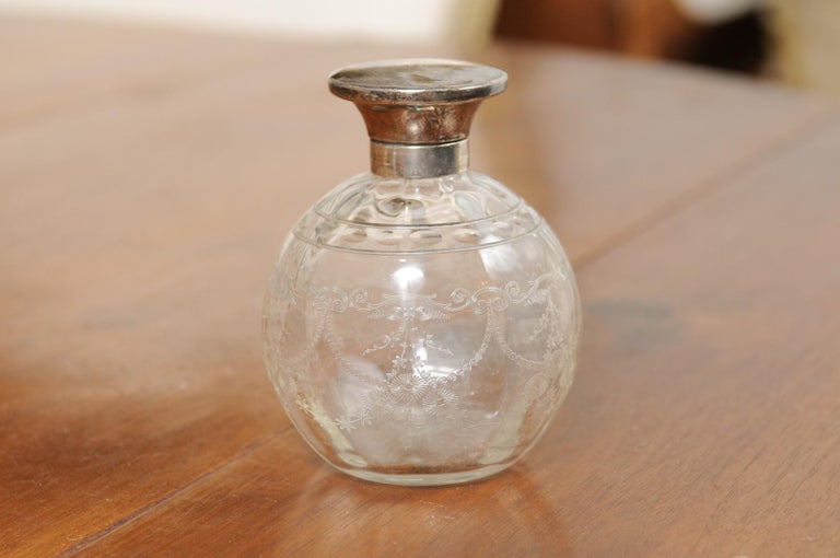Small English 20th Century Glass Vanity Bottle with Silver Lid and Etched Design In Good Condition For Sale In Atlanta, GA