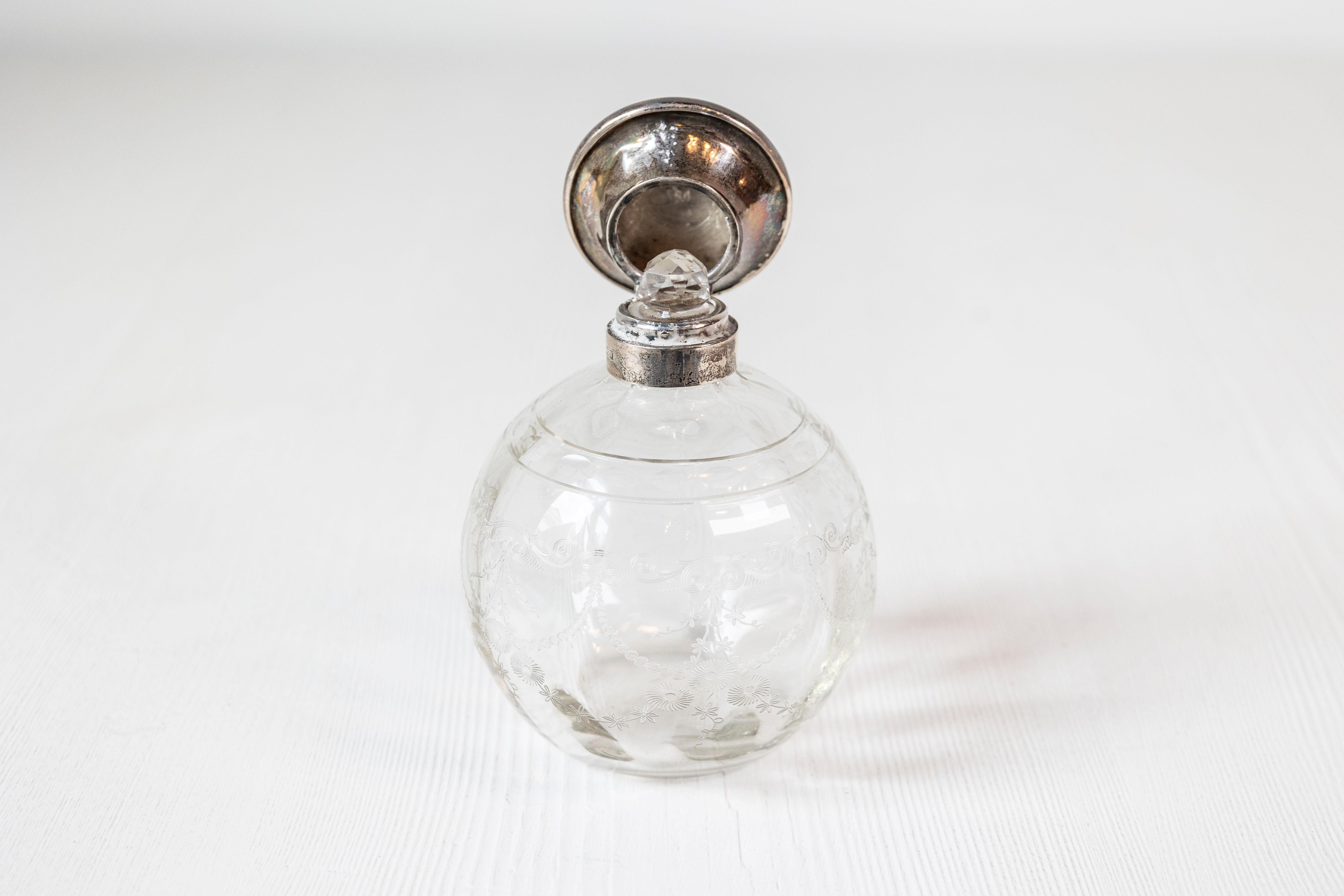 Small English 20th Century Glass Vanity Bottle with Silver Lid and Etched Design In Good Condition For Sale In Atlanta, GA