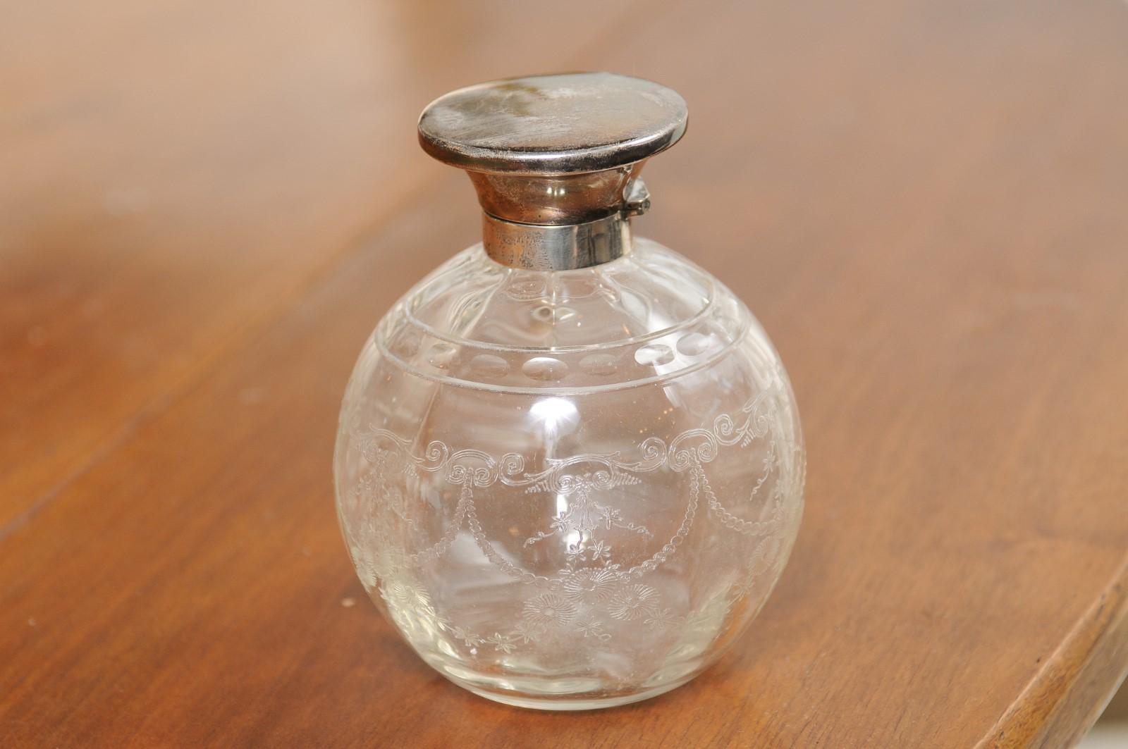 Englische Waschtischflasche aus Glas des 20. Jahrhunderts mit silbernem Deckel und geätztem Design (Silber) im Angebot
