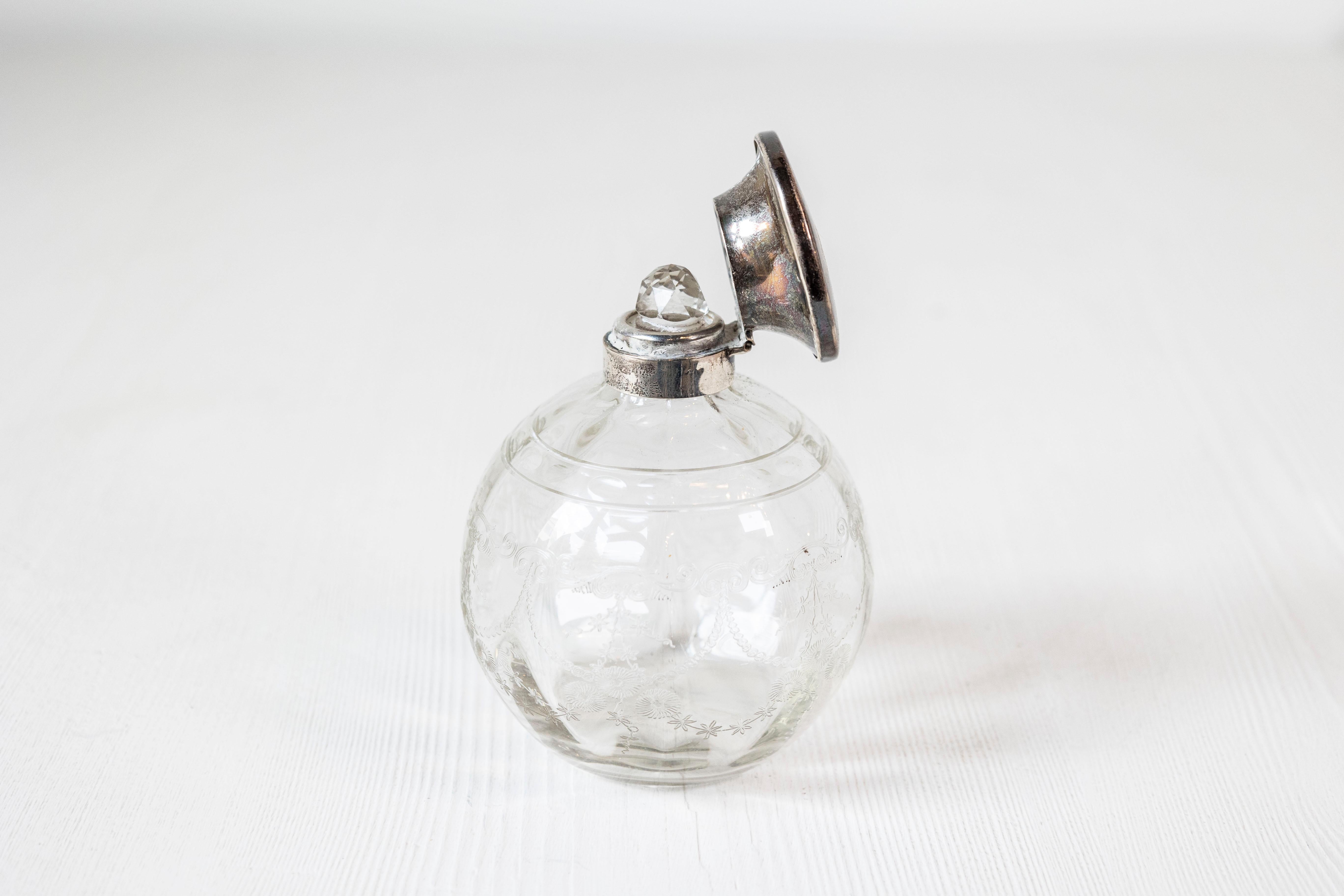 Small English 20th Century Glass Vanity Bottle with Silver Lid and Etched Design For Sale 1