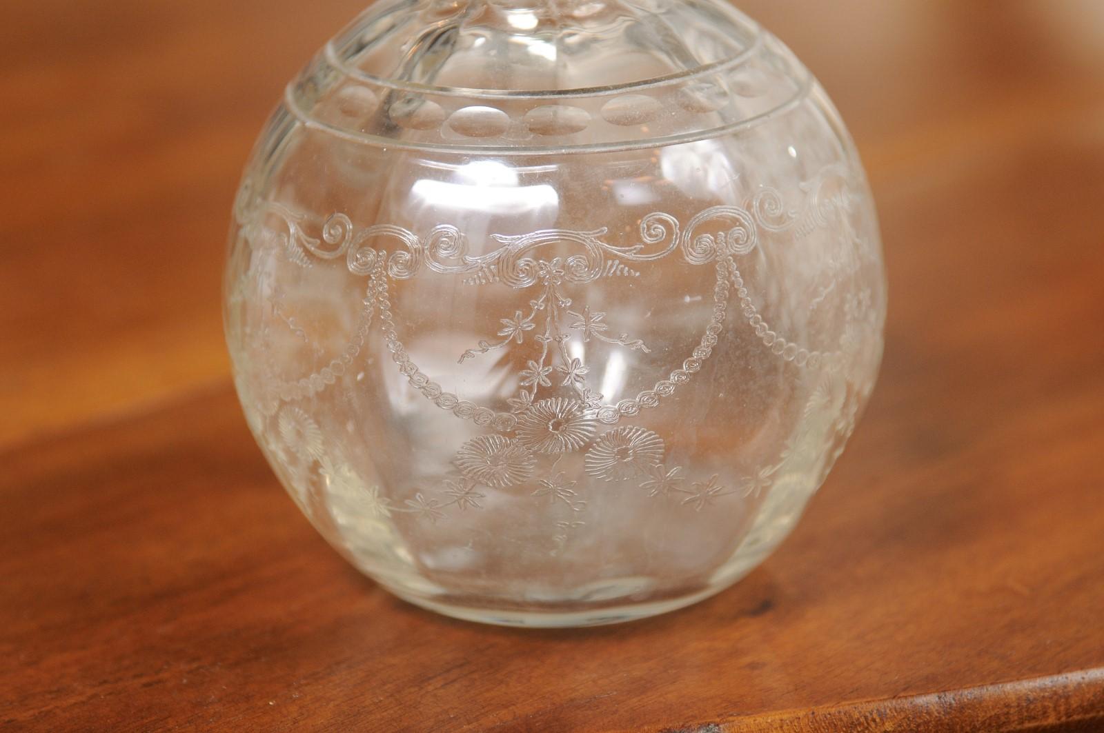 Englische Waschtischflasche aus Glas des 20. Jahrhunderts mit silbernem Deckel und geätztem Design im Angebot 1