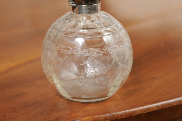 Small English 20th Century Glass Vanity Bottle with Silver Lid and Etched Design For Sale 3