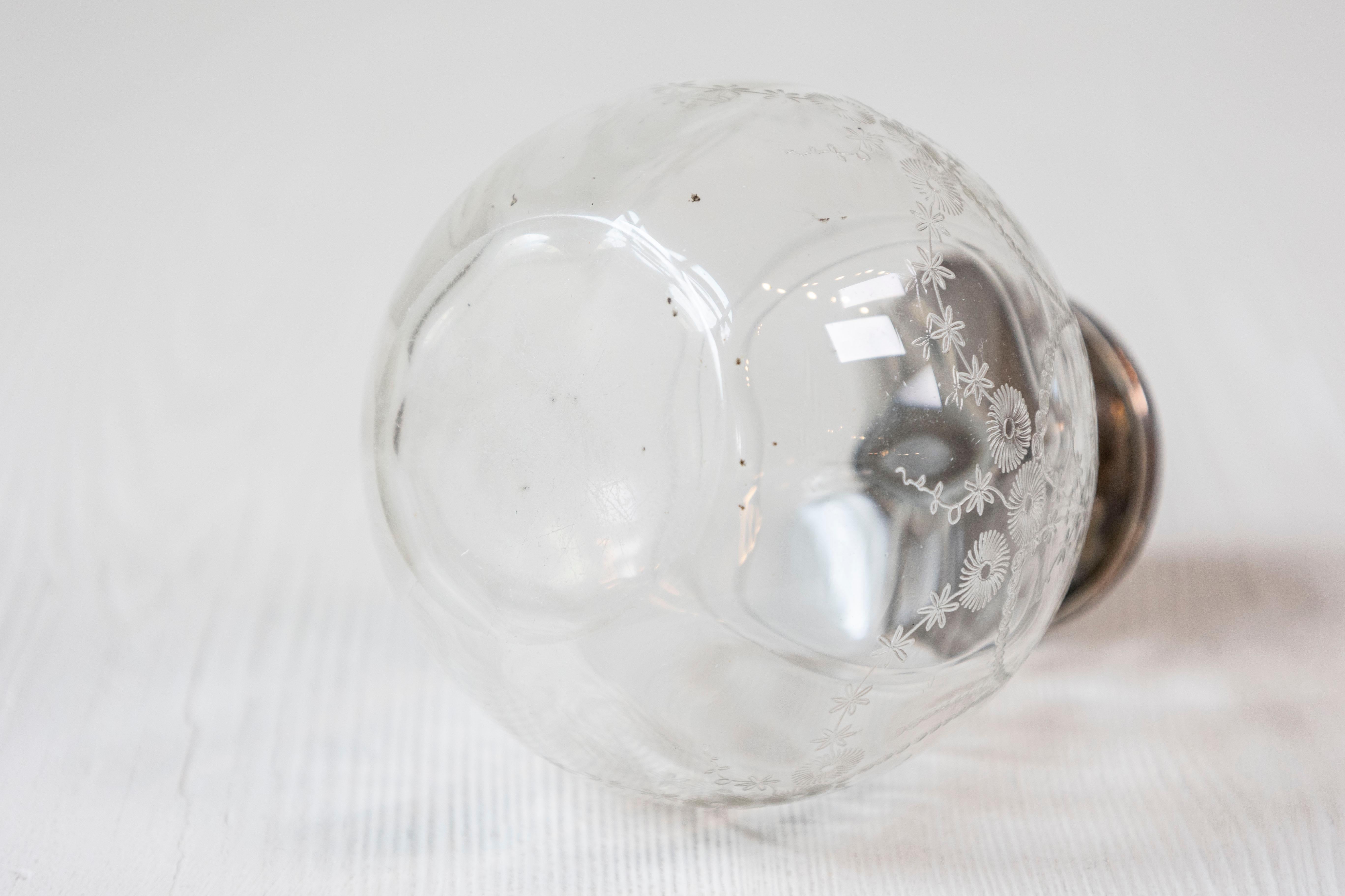 Small English 20th Century Glass Vanity Bottle with Silver Lid and Etched Design For Sale 3