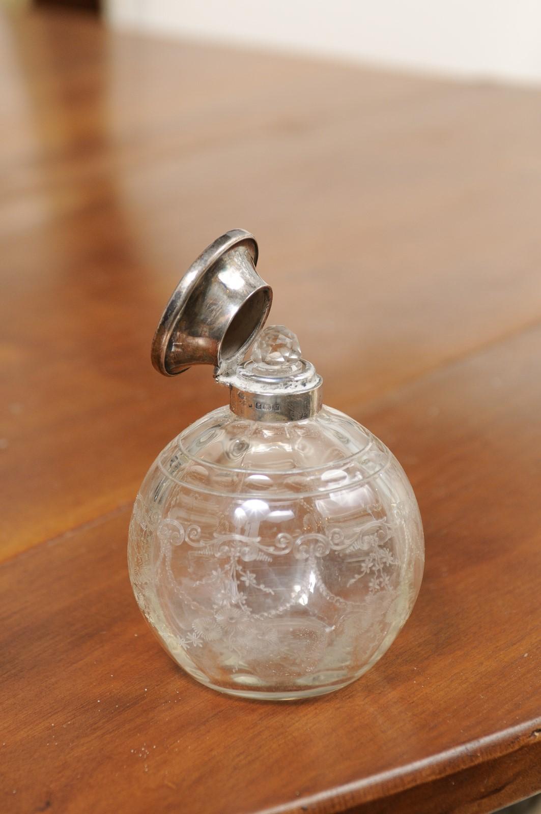 Englische Waschtischflasche aus Glas des 20. Jahrhunderts mit silbernem Deckel und geätztem Design im Angebot 3