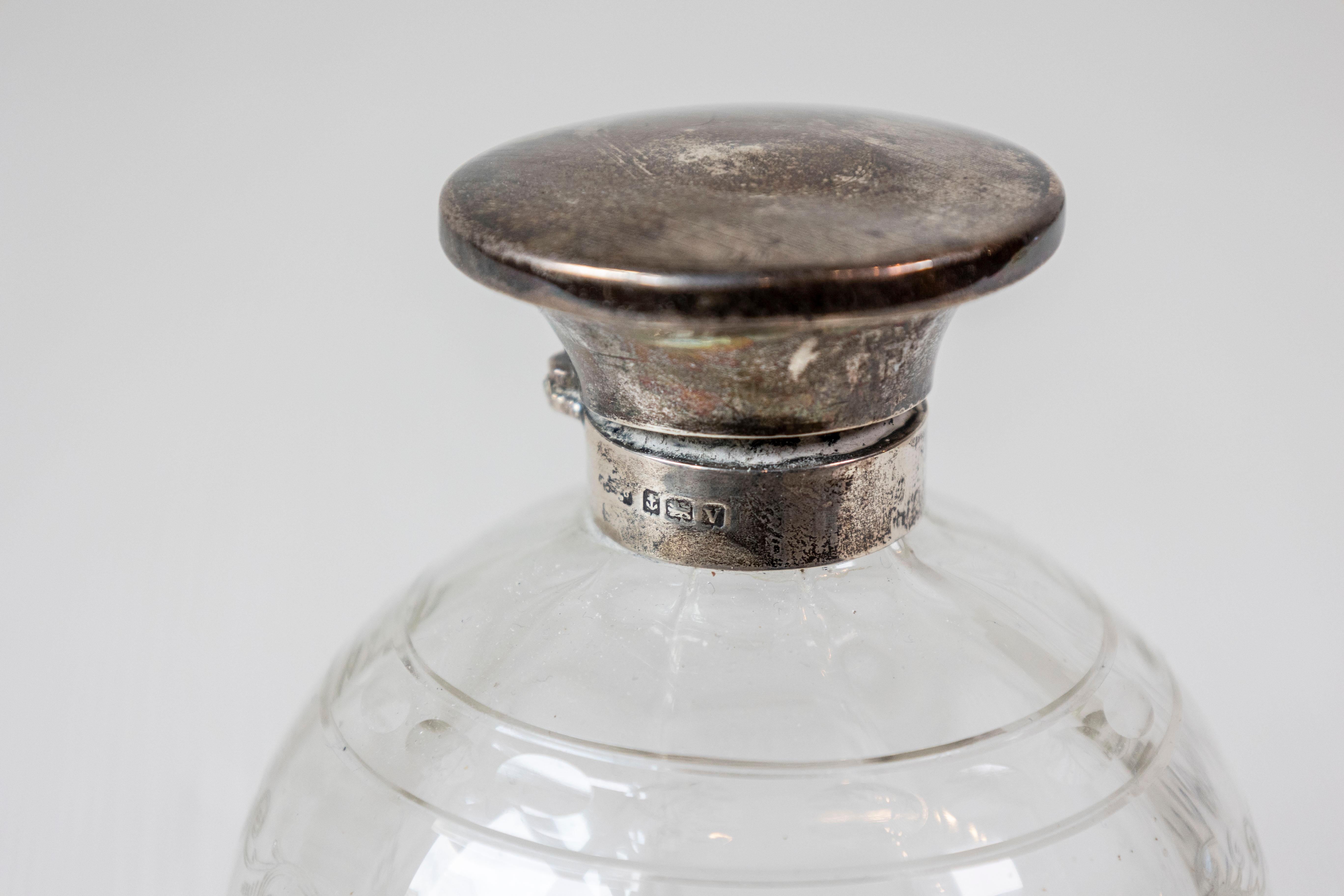 Small English 20th Century Glass Vanity Bottle with Silver Lid and Etched Design For Sale 4
