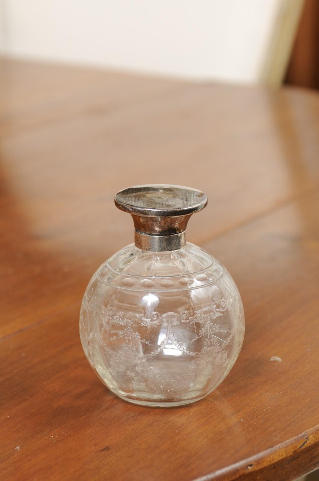 Small English 20th Century Glass Vanity Bottle with Silver Lid and Etched Design For Sale 5