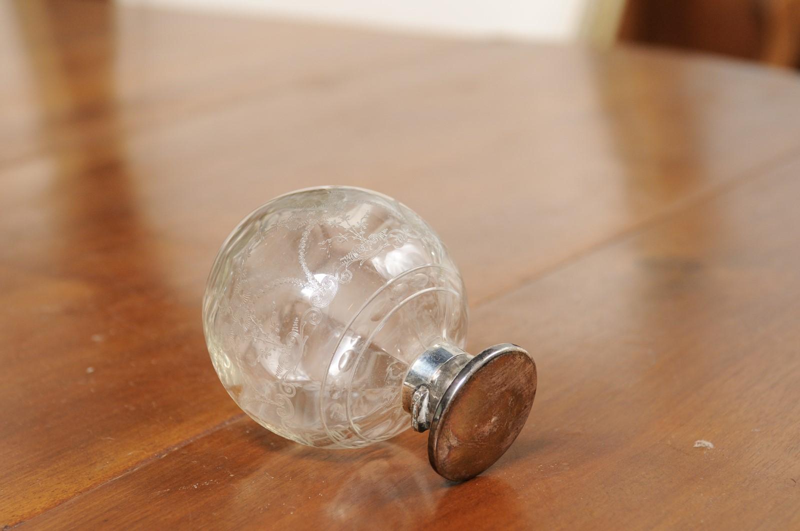 Englische Waschtischflasche aus Glas des 20. Jahrhunderts mit silbernem Deckel und geätztem Design im Angebot 5