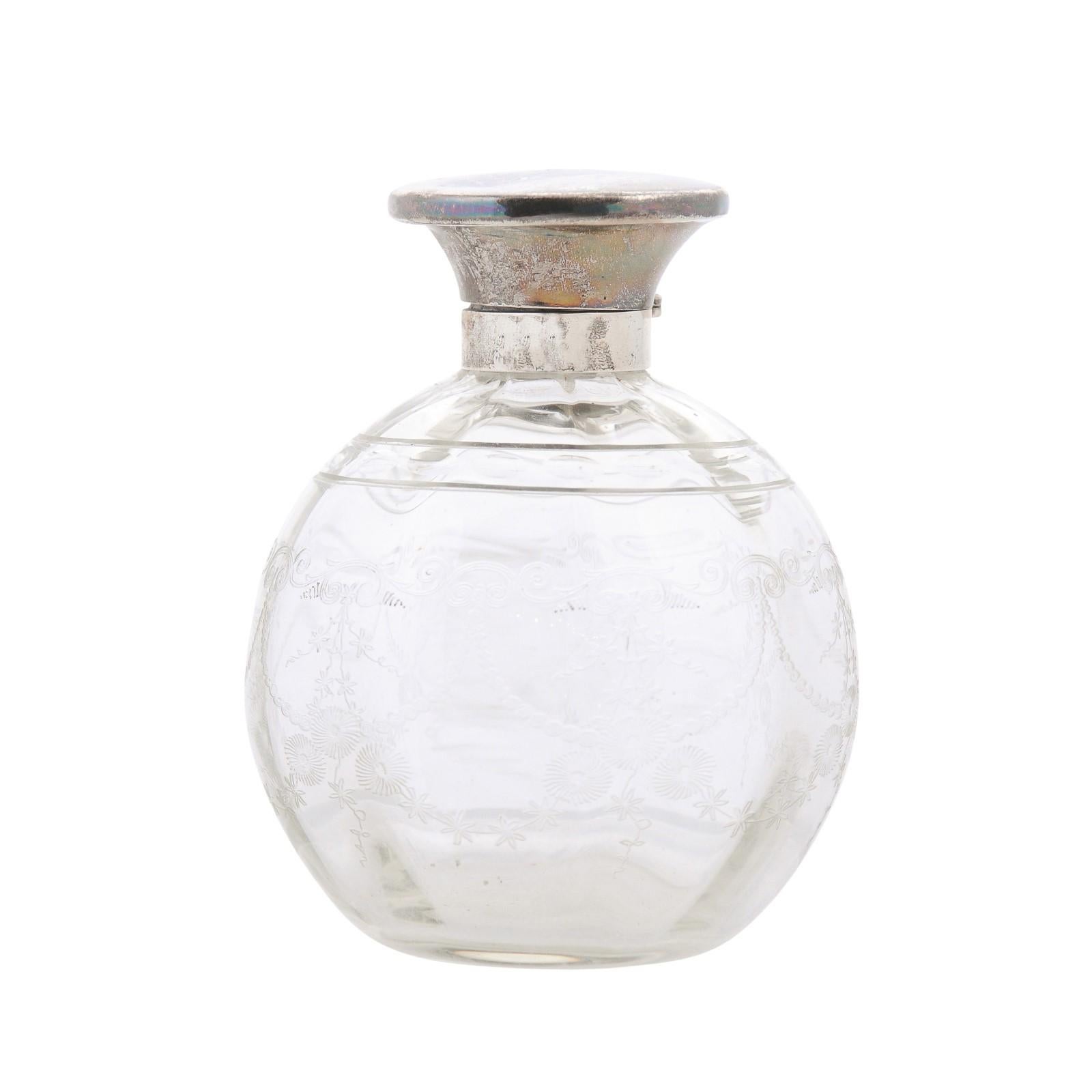 Englische Waschtischflasche aus Glas des 20. Jahrhunderts mit silbernem Deckel und geätztem Design im Angebot