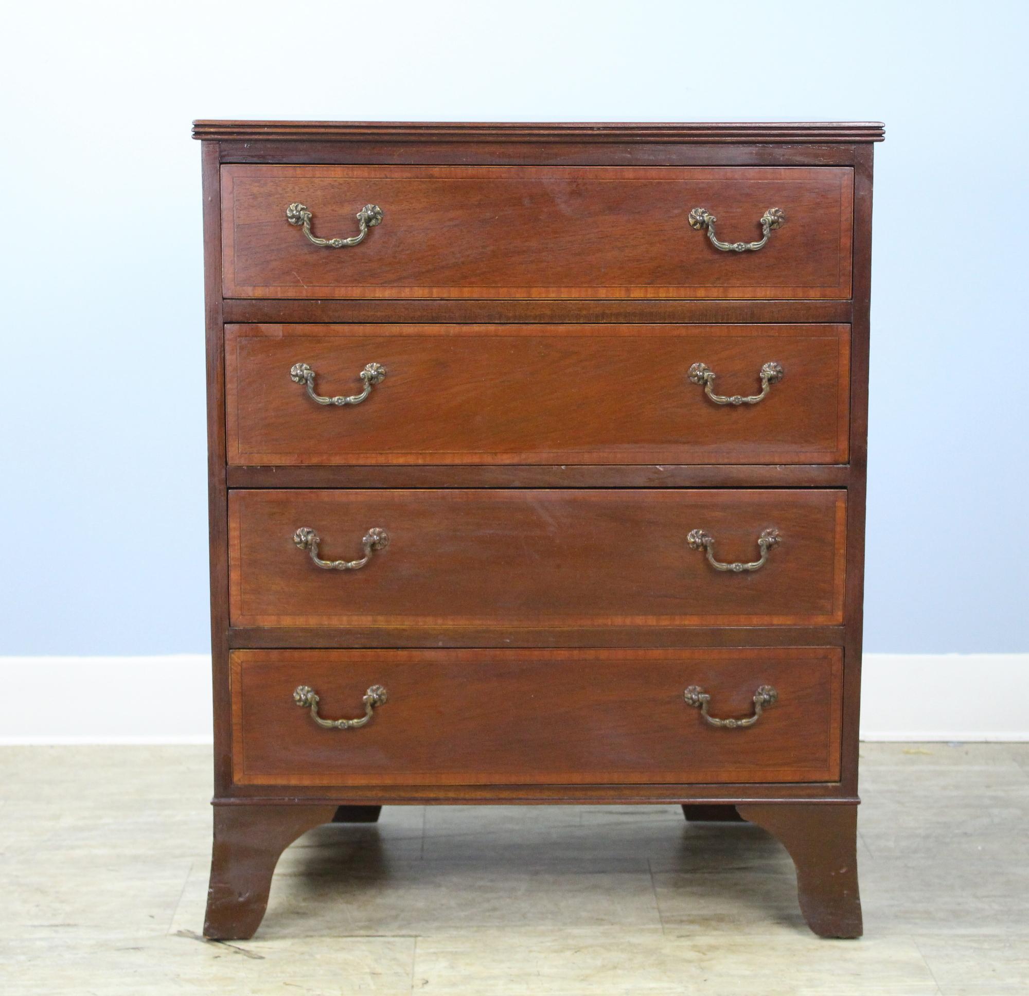 Small English Antique Mahogany Chest of Drawers, Kingwood Banding In Good Condition For Sale In Port Chester, NY