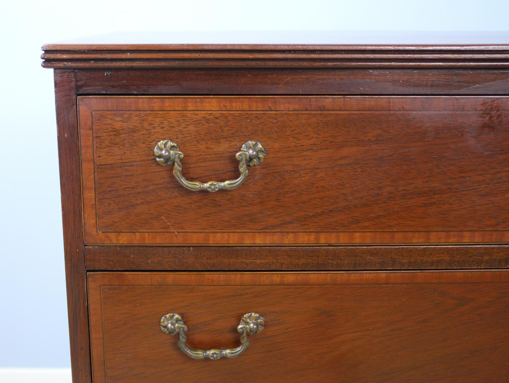 Small English Antique Mahogany Chest of Drawers, Kingwood Banding For Sale 2