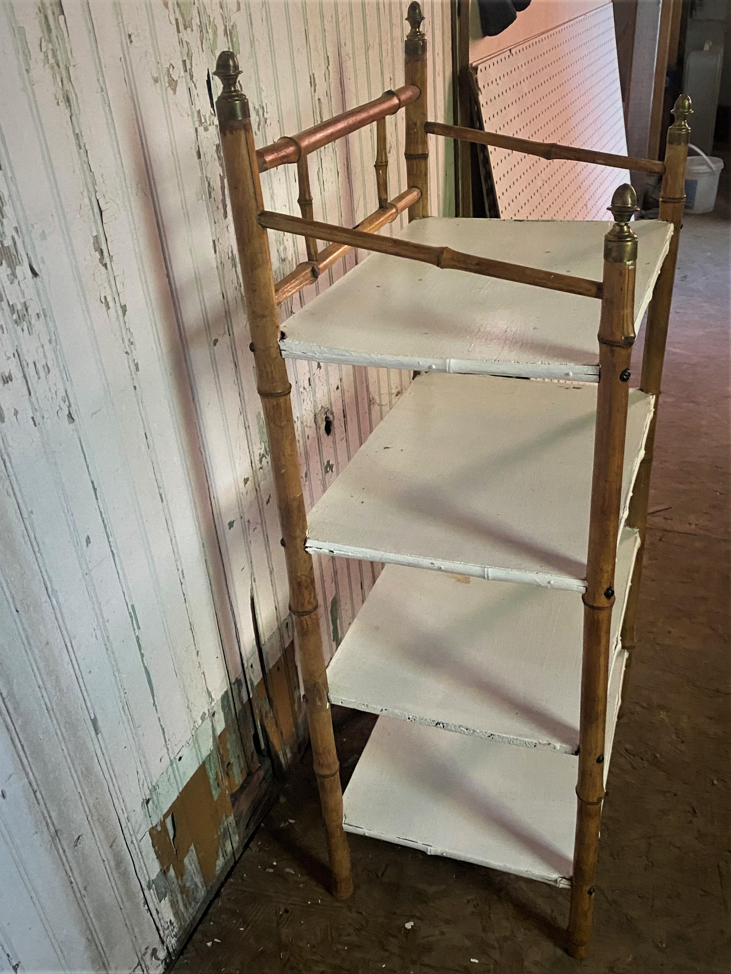 Englisches Bambus-Bücherregal mit lackierten Holzregalen und Messingabschlüssen im Zustand „Relativ gut“ im Angebot in Clifton Forge, VA