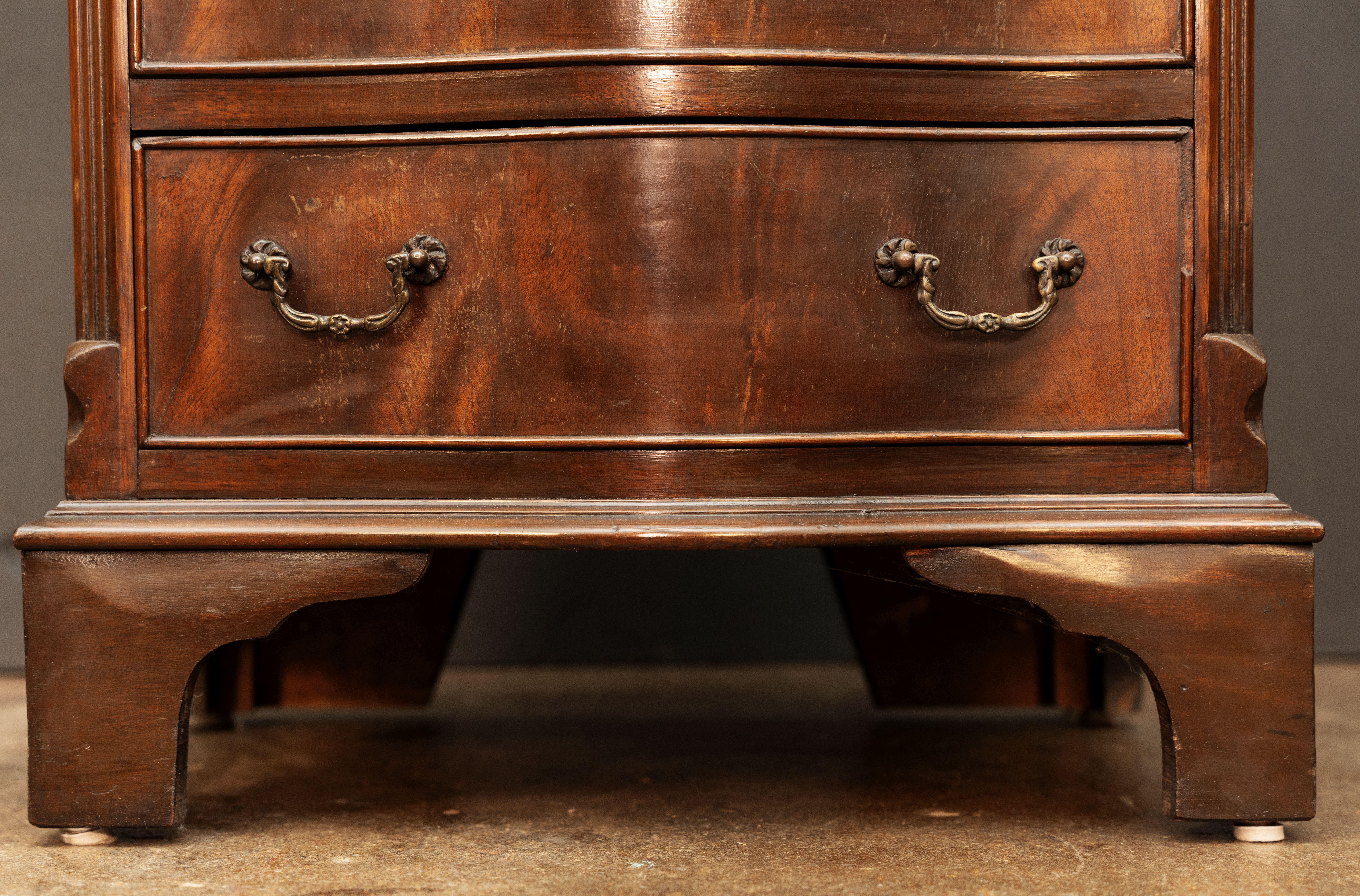 Piccola cassapanca inglese a serpentina o commode di mogano con fronte ad arco in vendita 3