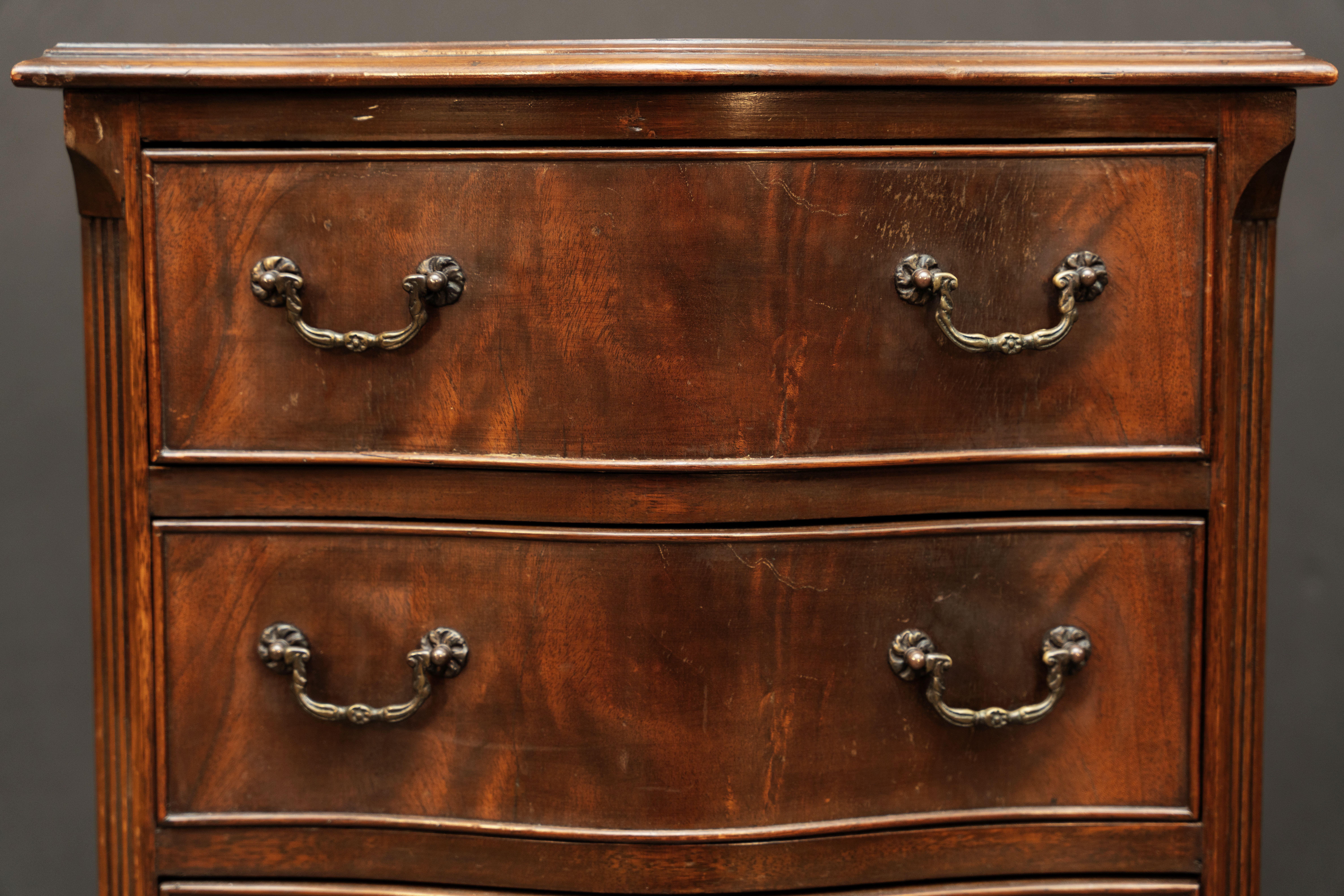 Piccola cassapanca inglese a serpentina o commode di mogano con fronte ad arco In condizioni buone in vendita a Austin, TX