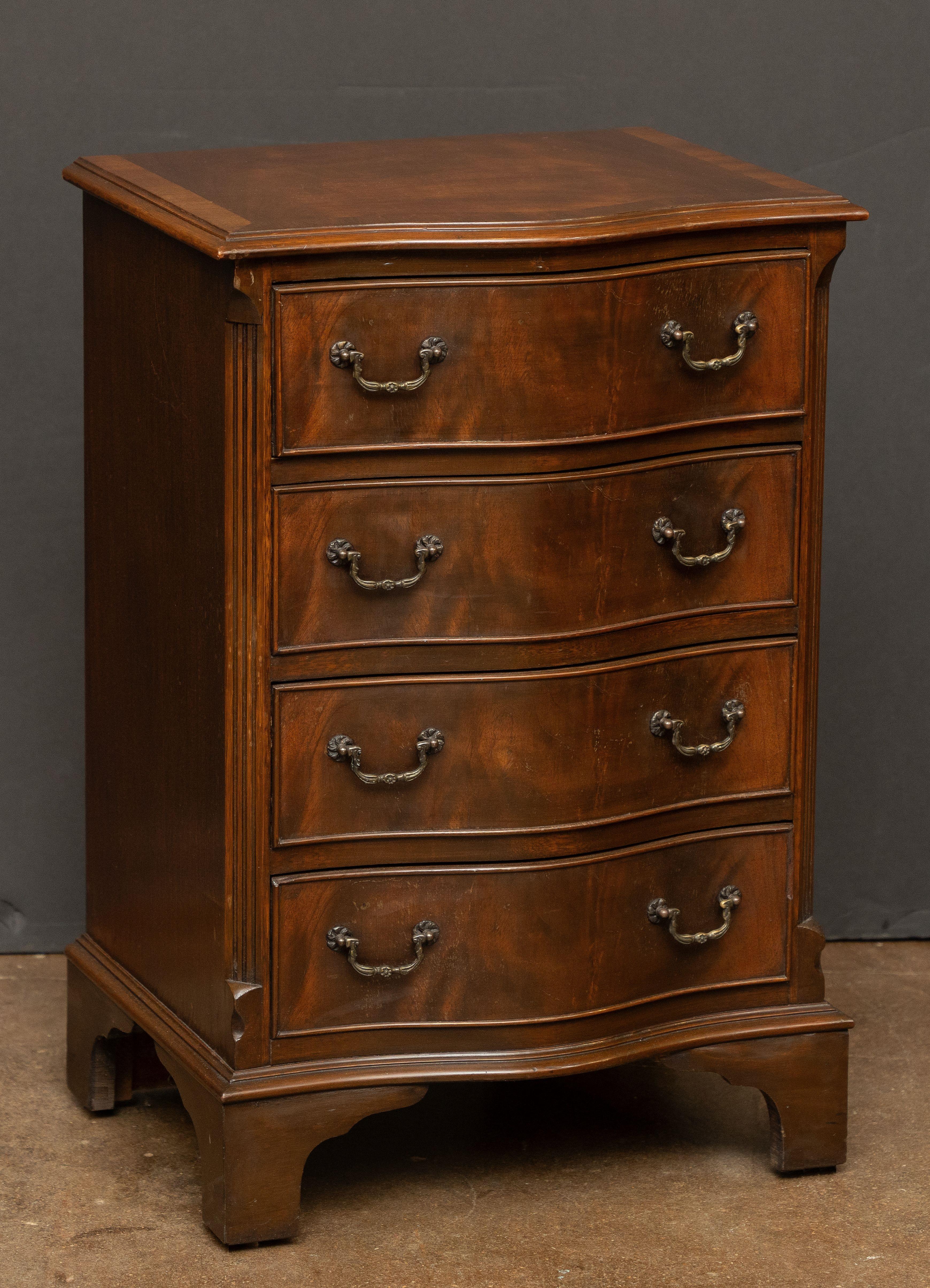 Piccola cassapanca inglese a serpentina o commode di mogano con fronte ad arco in vendita 1