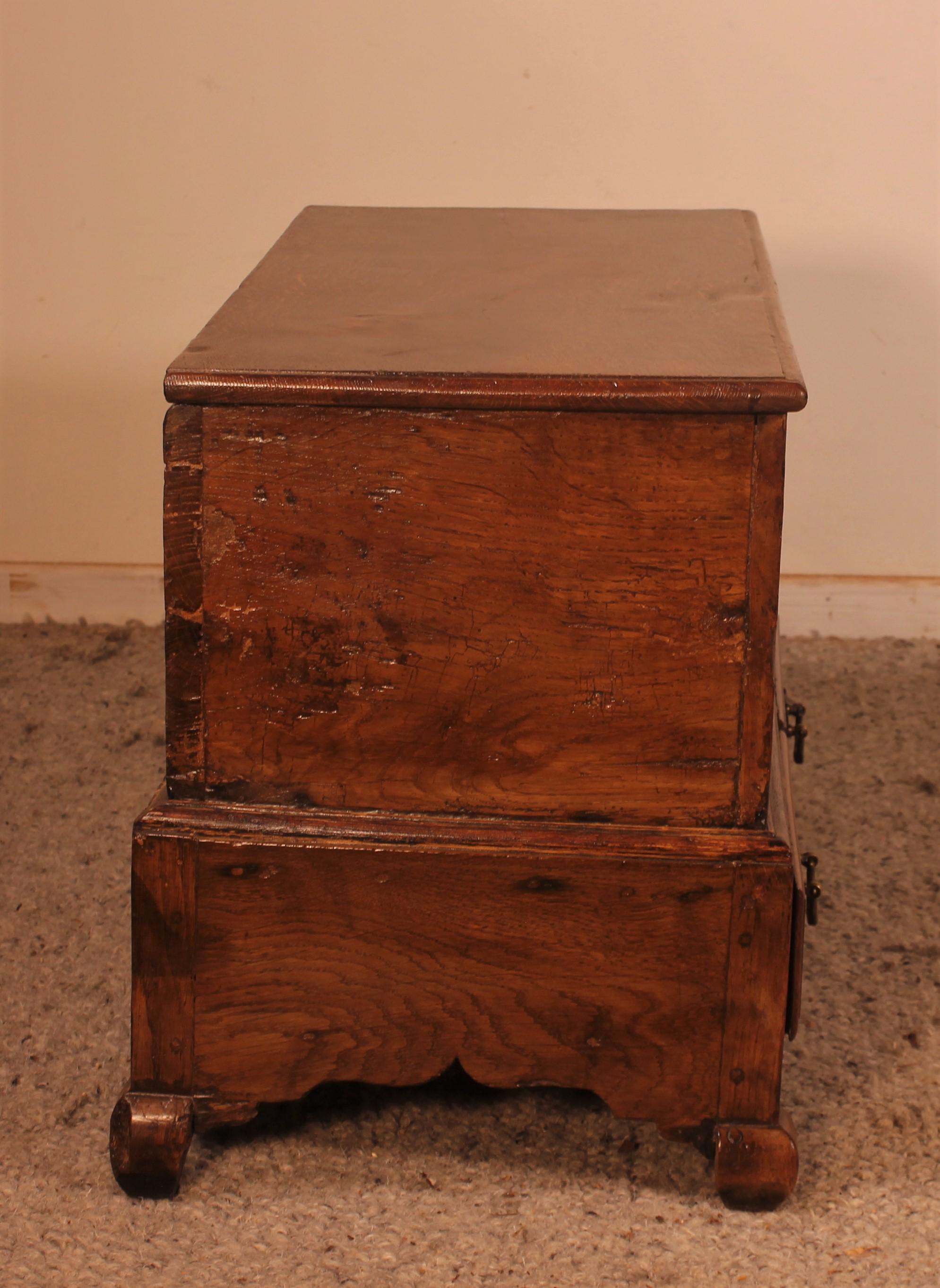 Small English Chest in Oak from the 18th Century For Sale 4
