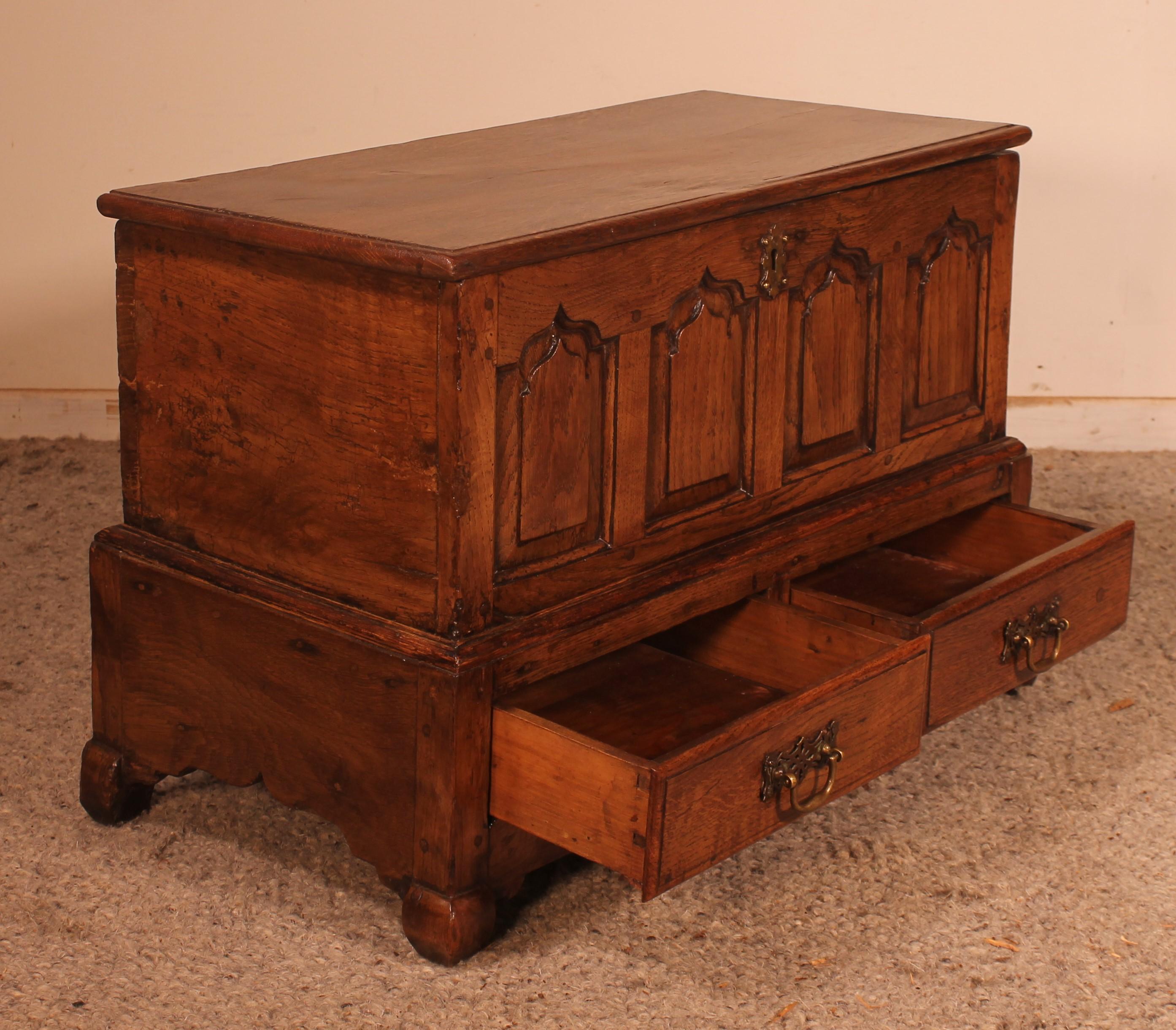 Small English Chest in Oak from the 18th Century For Sale 7