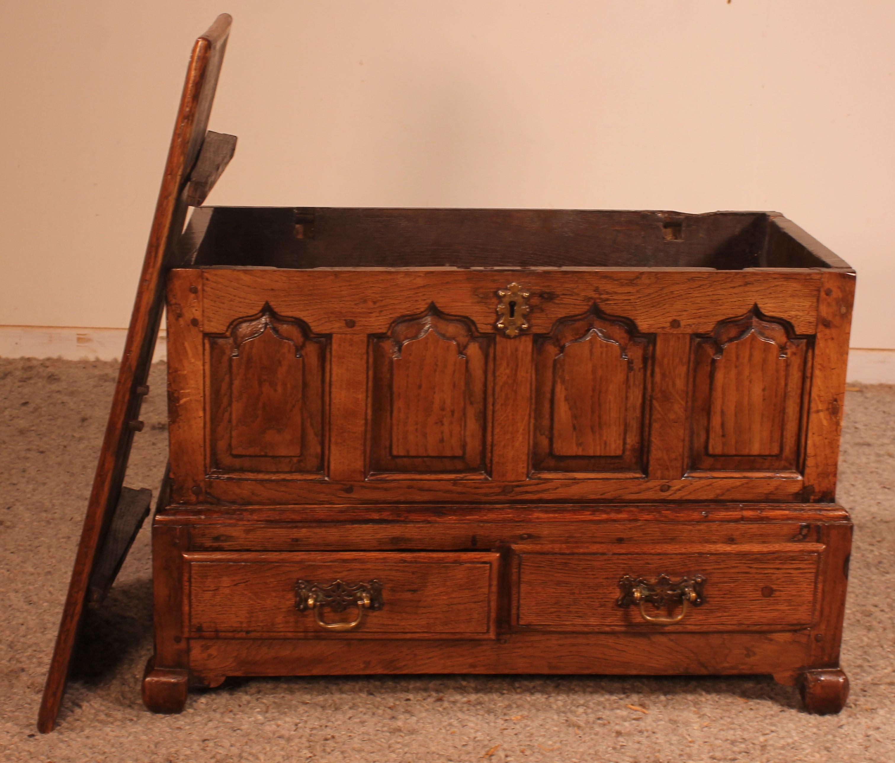 Small English Chest in Oak from the 18th Century For Sale 8