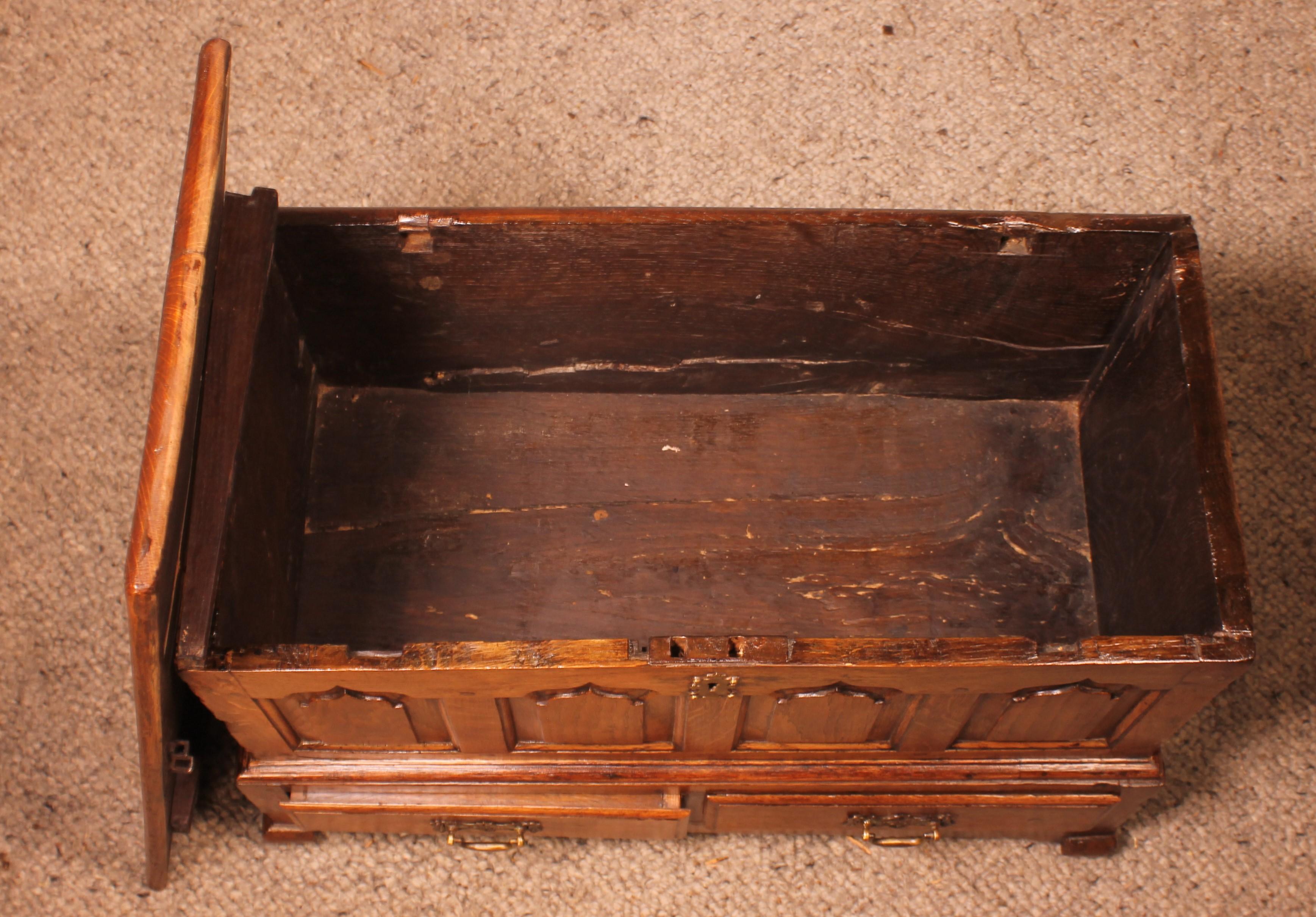 Small English Chest in Oak from the 18th Century For Sale 9