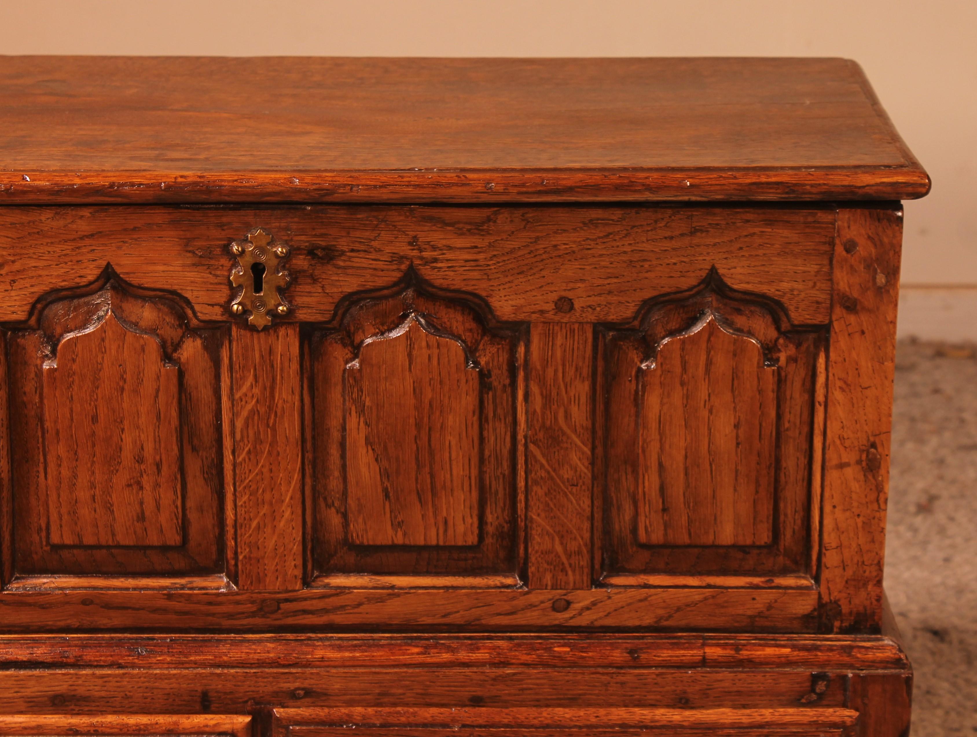 Lovely little English chest from the 18th century in oak
Very nice little chest with very interesting dimensions and a superb sculpted face
This chest has two drawers at the bottom as well as a rather curious closing mechanism. Indeed, it does not