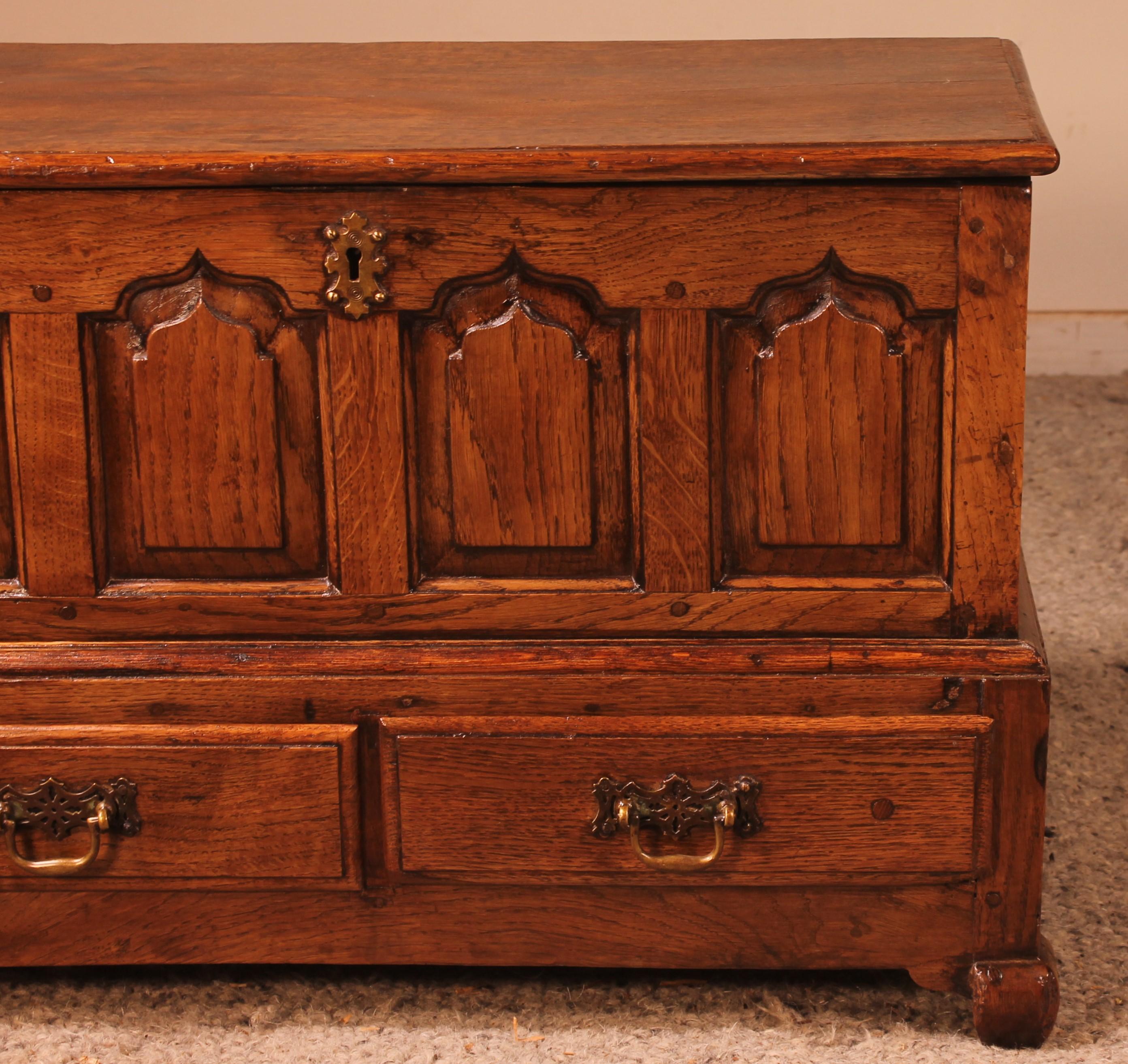 Georgian Small English Chest in Oak from the 18th Century For Sale