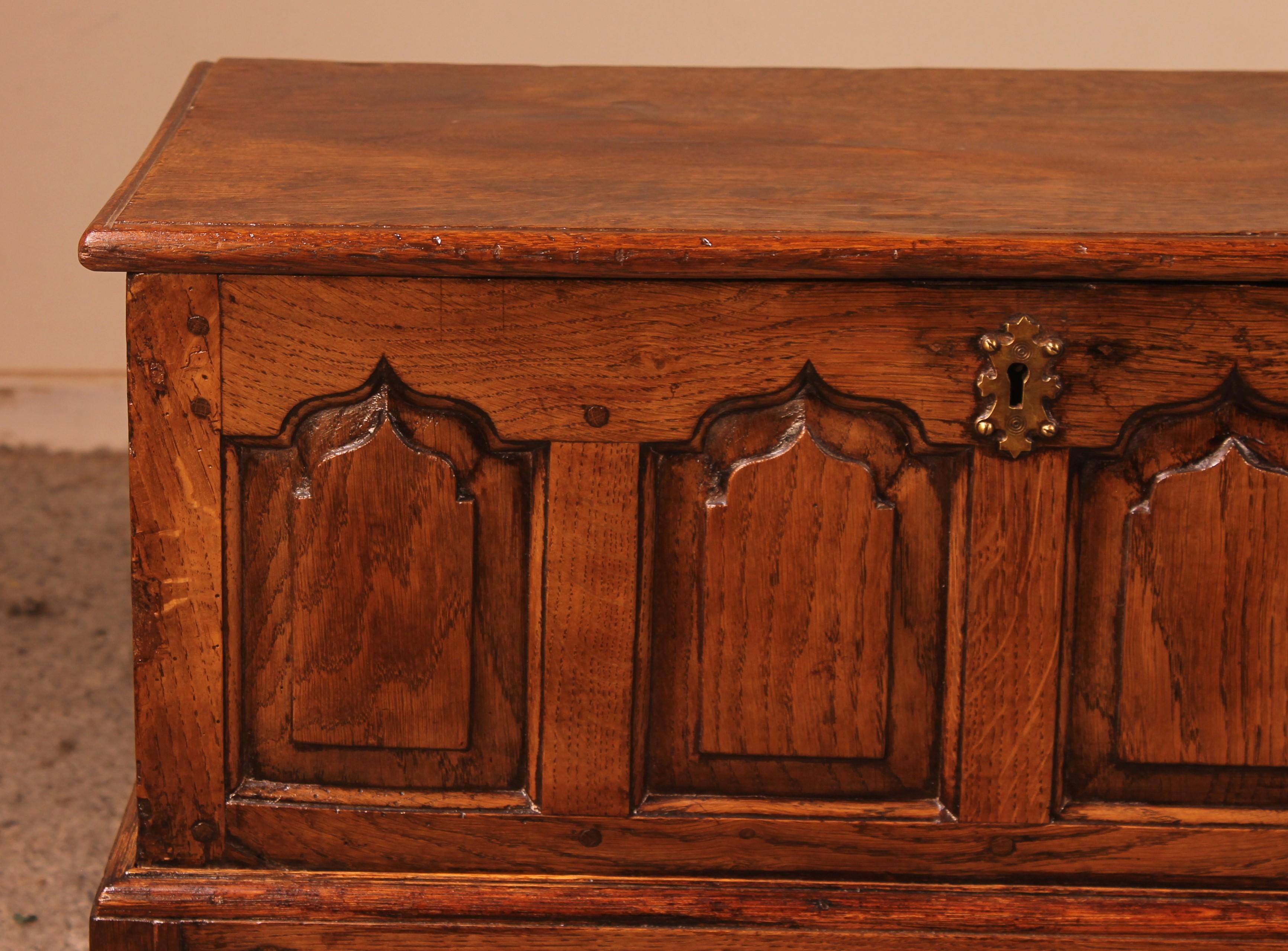 Small English Chest in Oak from the 18th Century In Good Condition For Sale In Brussels, Brussels