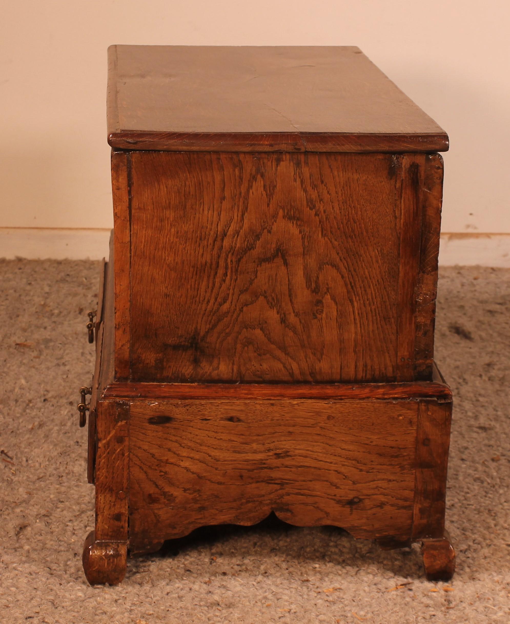 Small English Chest in Oak from the 18th Century For Sale 1