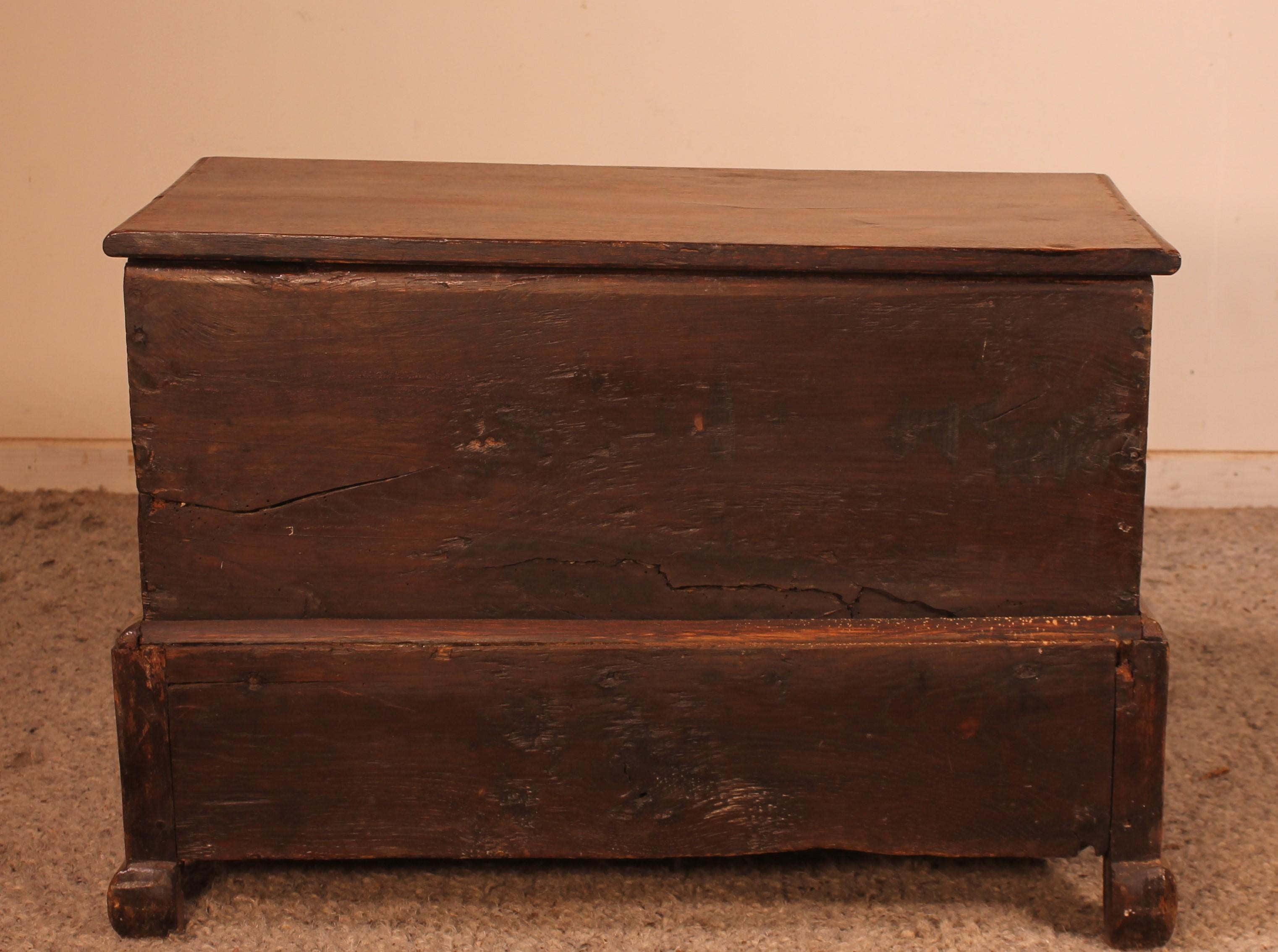Small English Chest in Oak from the 18th Century For Sale 2