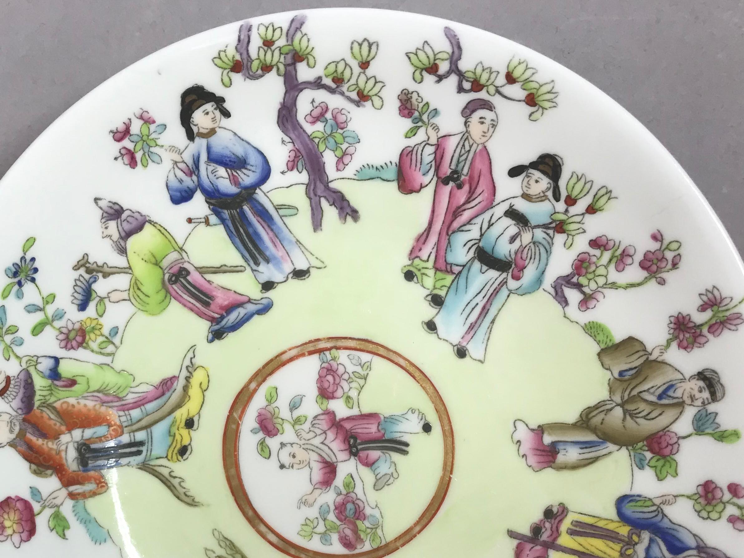 Small English chinoiserie plate. William IV chinoiserie plate or vide poche/ saucer with hand painted multicolored court figures and notables with trace gilding, England, circa 1835.
Dimensions: 5.63