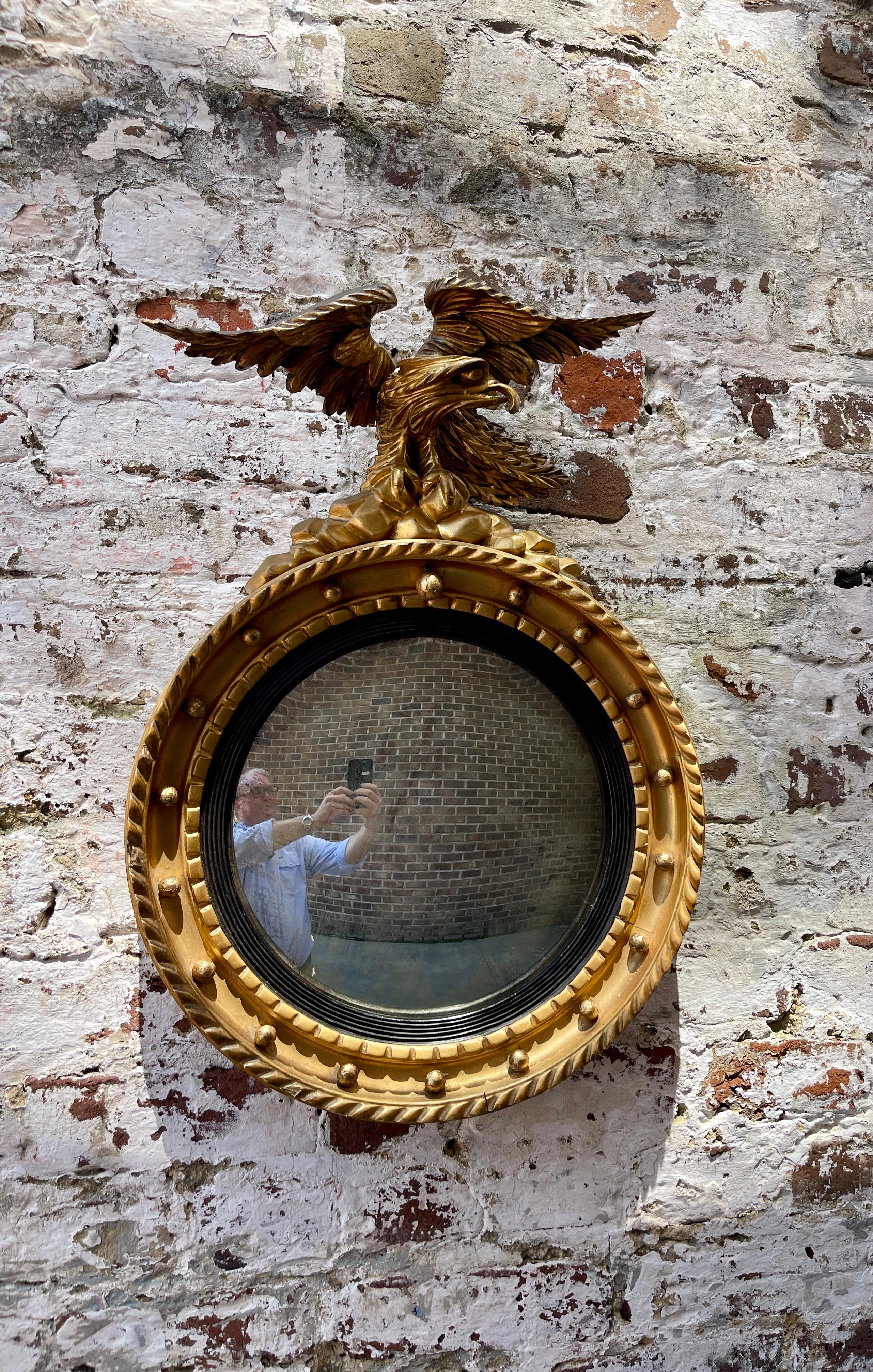 Konvexer Spiegel mit kleinem Adlermotiv. Englisch Mitte des 20. Jahrhunderts 