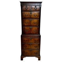 Pequeña cómoda inglesa de caoba estilo Jorge II sobre arcón