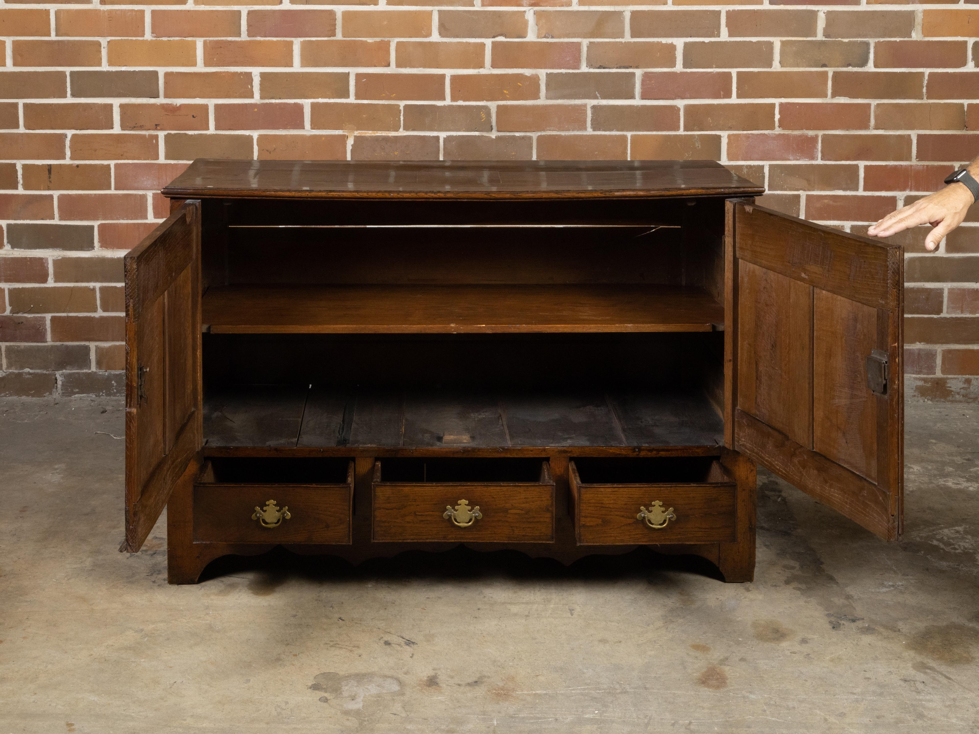 Small English Georgian Period 18th Century Oak Buffet with Carved Arching Motifs In Good Condition For Sale In Atlanta, GA