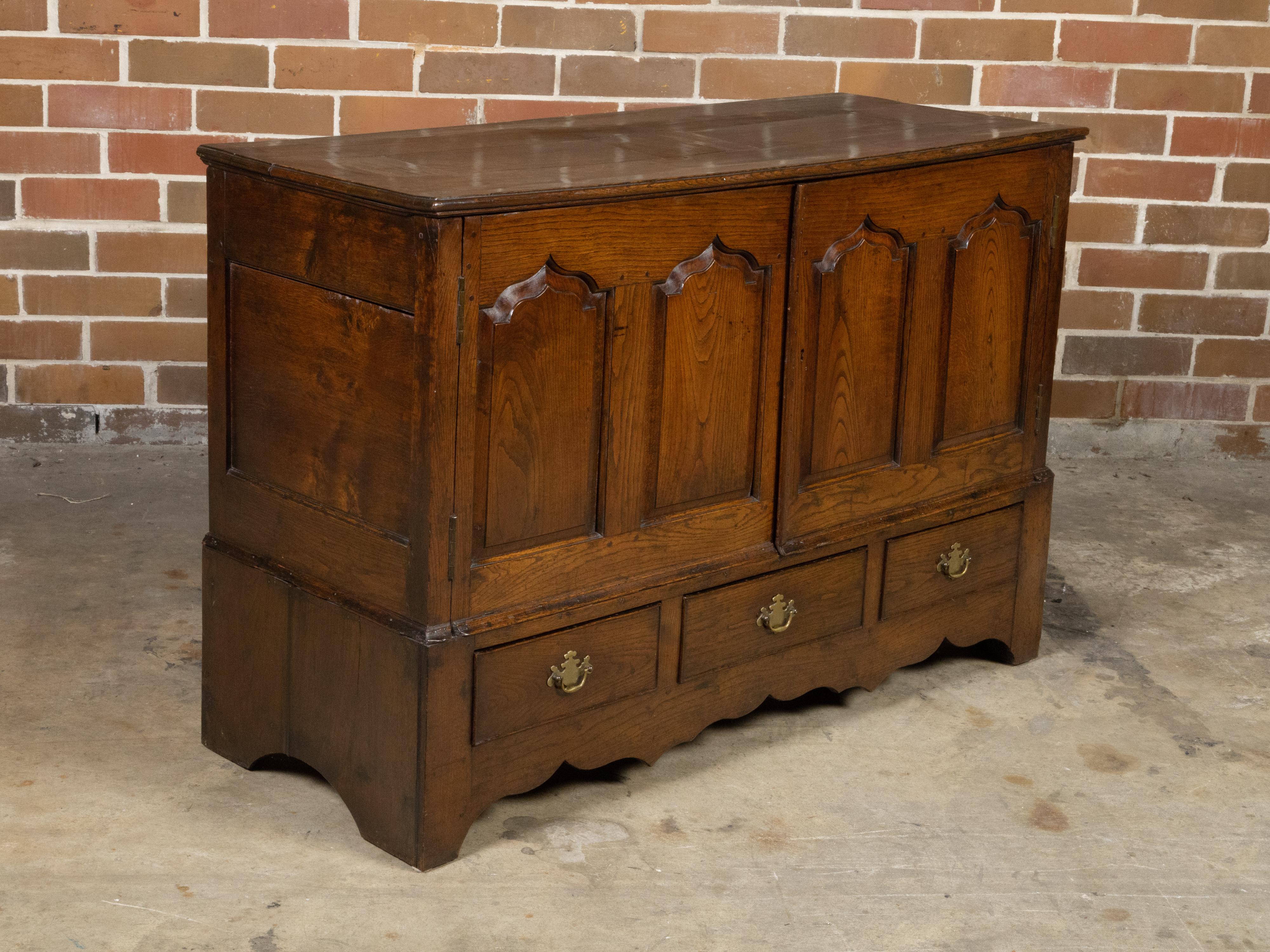 Small English Georgian Period 18th Century Oak Buffet with Carved Arching Motifs For Sale 1