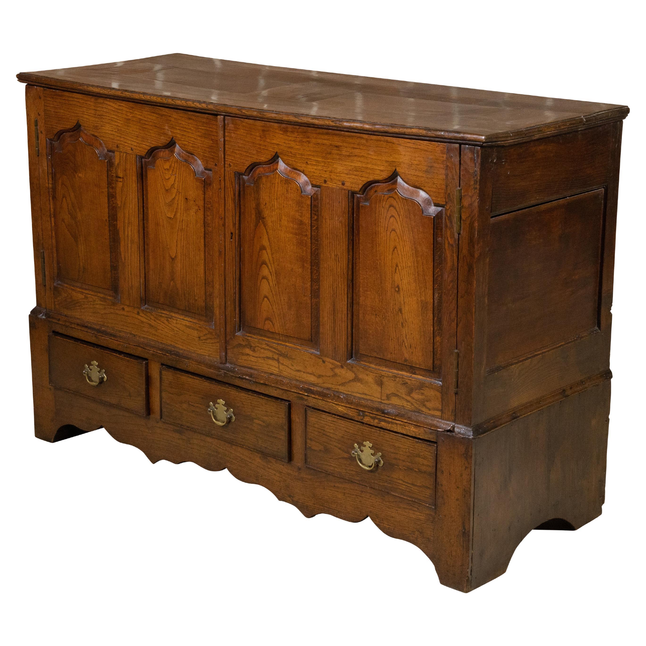 Small English Georgian Period 18th Century Oak Buffet with Carved Arching Motifs For Sale