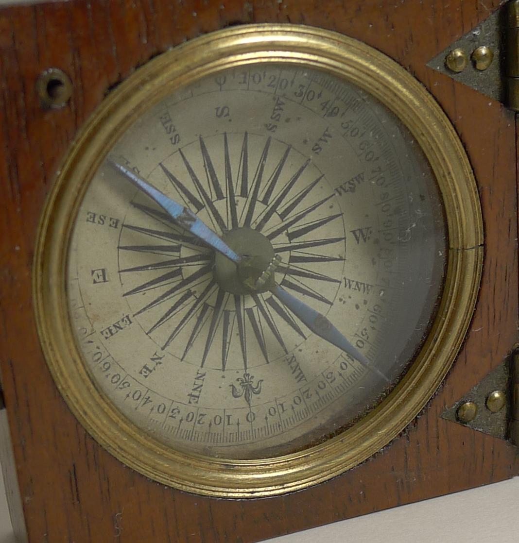 Small English Georgian Pocket Compass circa 1800 in Mahogany Case In Good Condition In Bath, GB