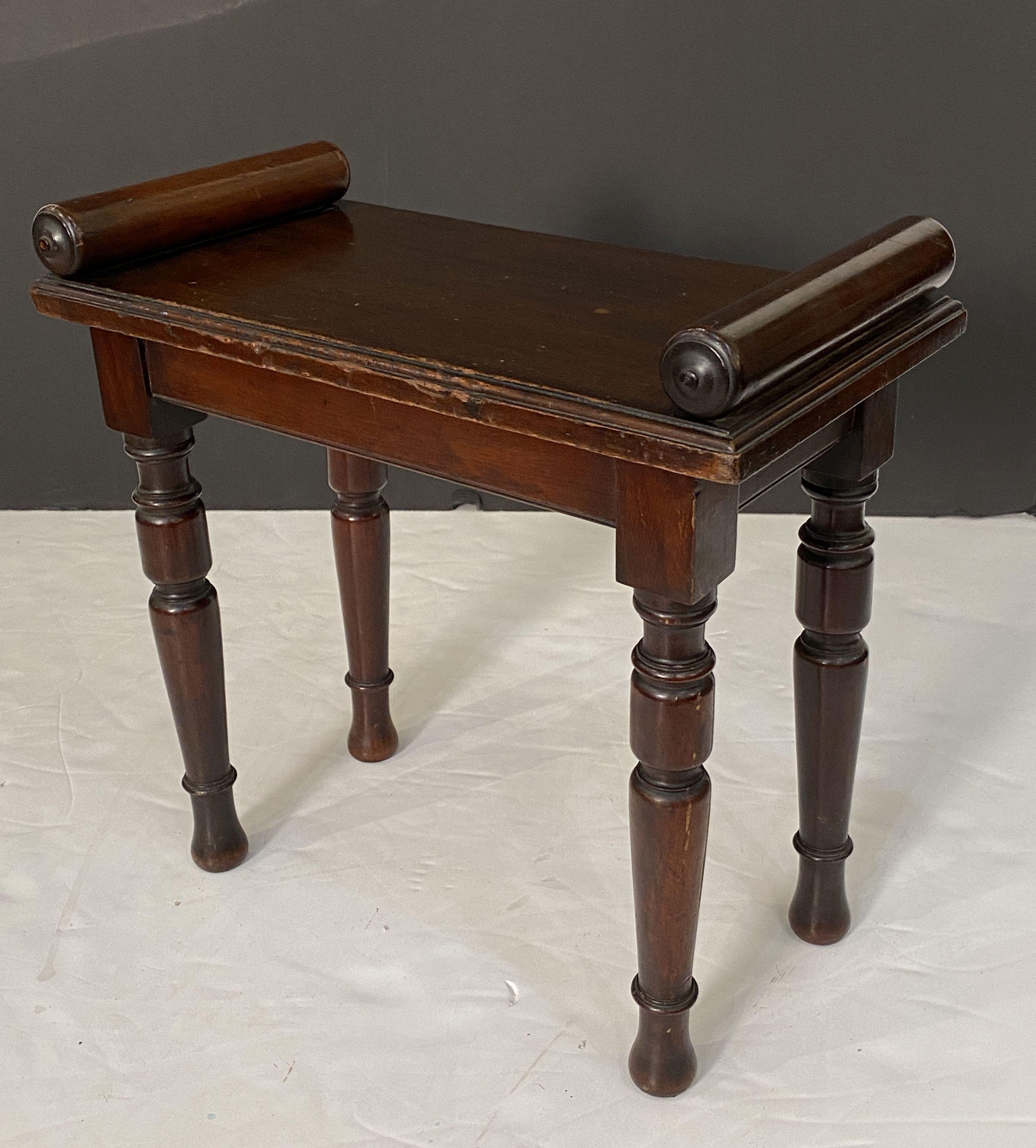 Edwardian Small English Hall Bench or Window Seat of Mahogany on Turned Legs