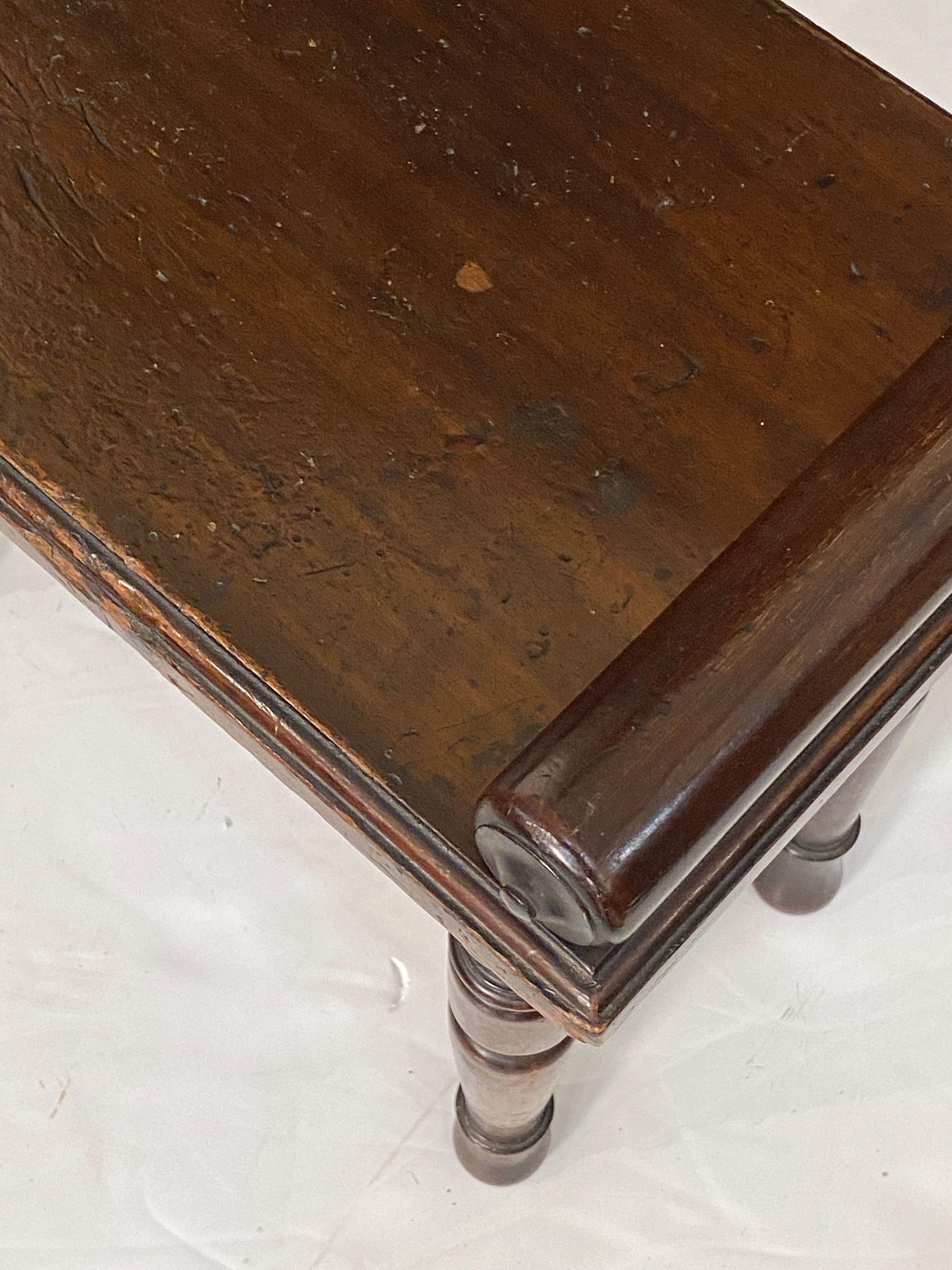 Small English Hall Bench or Window Seat of Mahogany on Turned Legs In Good Condition In Austin, TX
