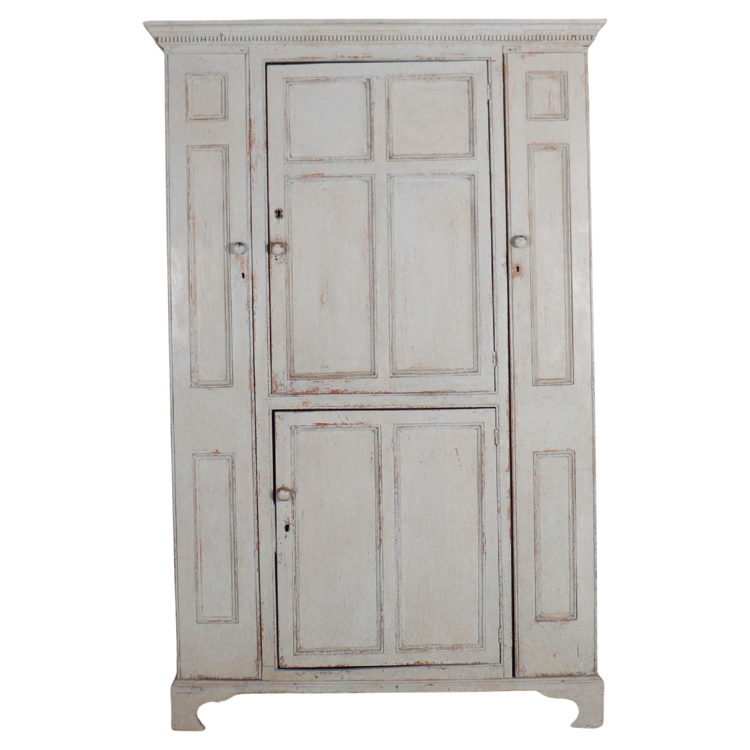 Piccola credenza inglese per governanti