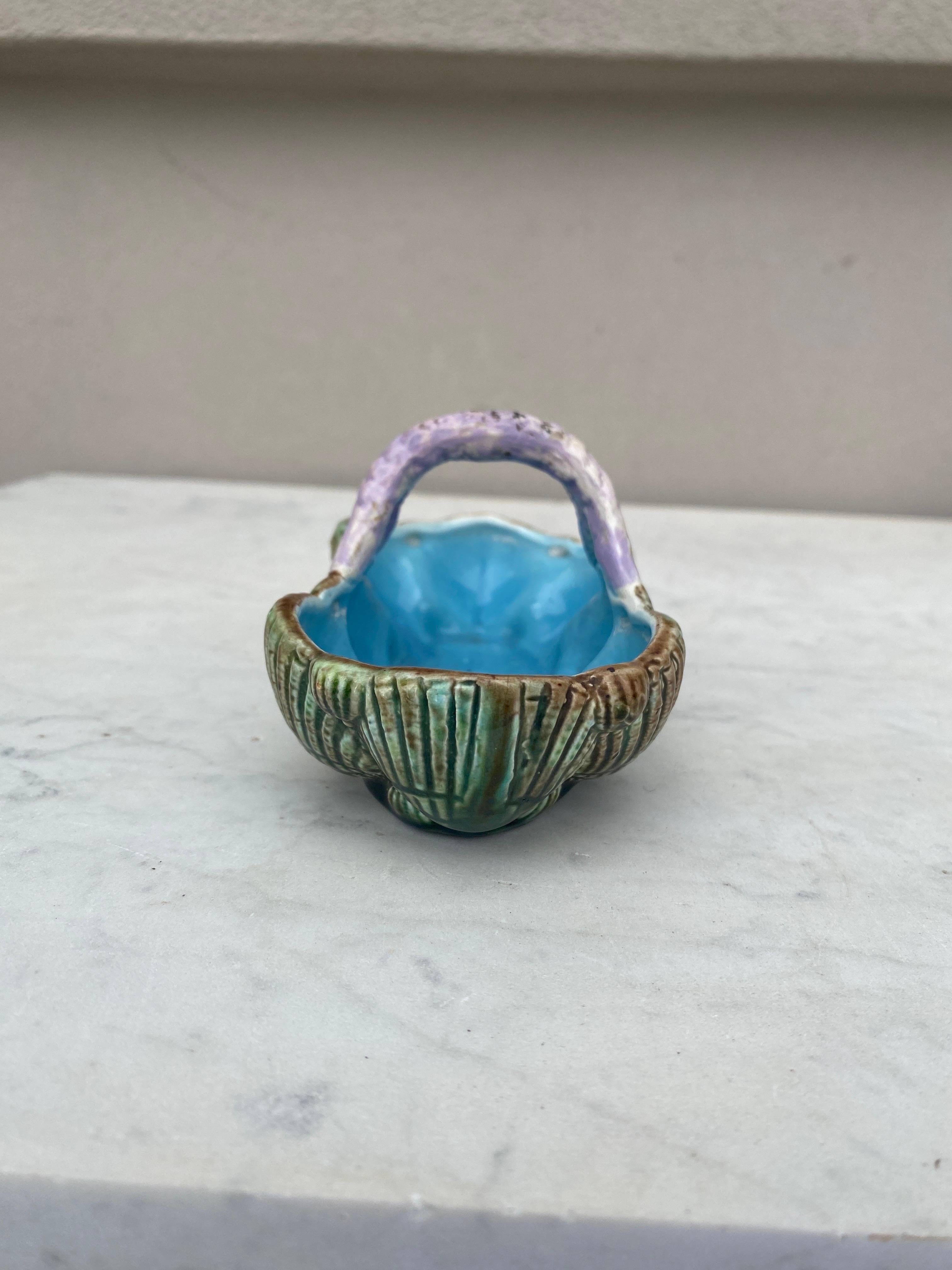 Small English Majolica Shell Basket, circa 1890 In Good Condition For Sale In Austin, TX